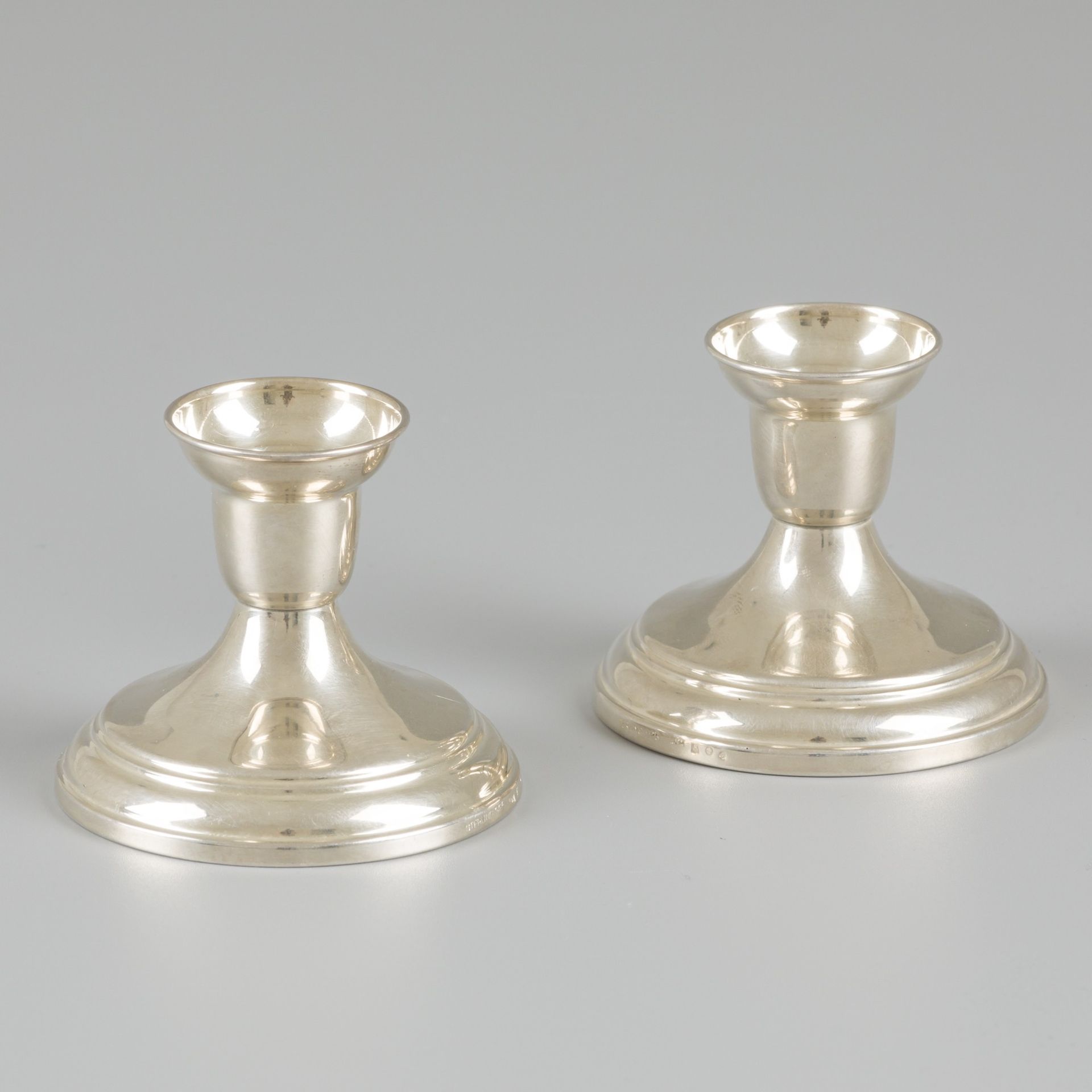2-piece set of table candlesticks silver. 小巧圆润的模型，有填充的脚。荷兰，1991年，印记：纯金925，站立的狮子，&hellip;