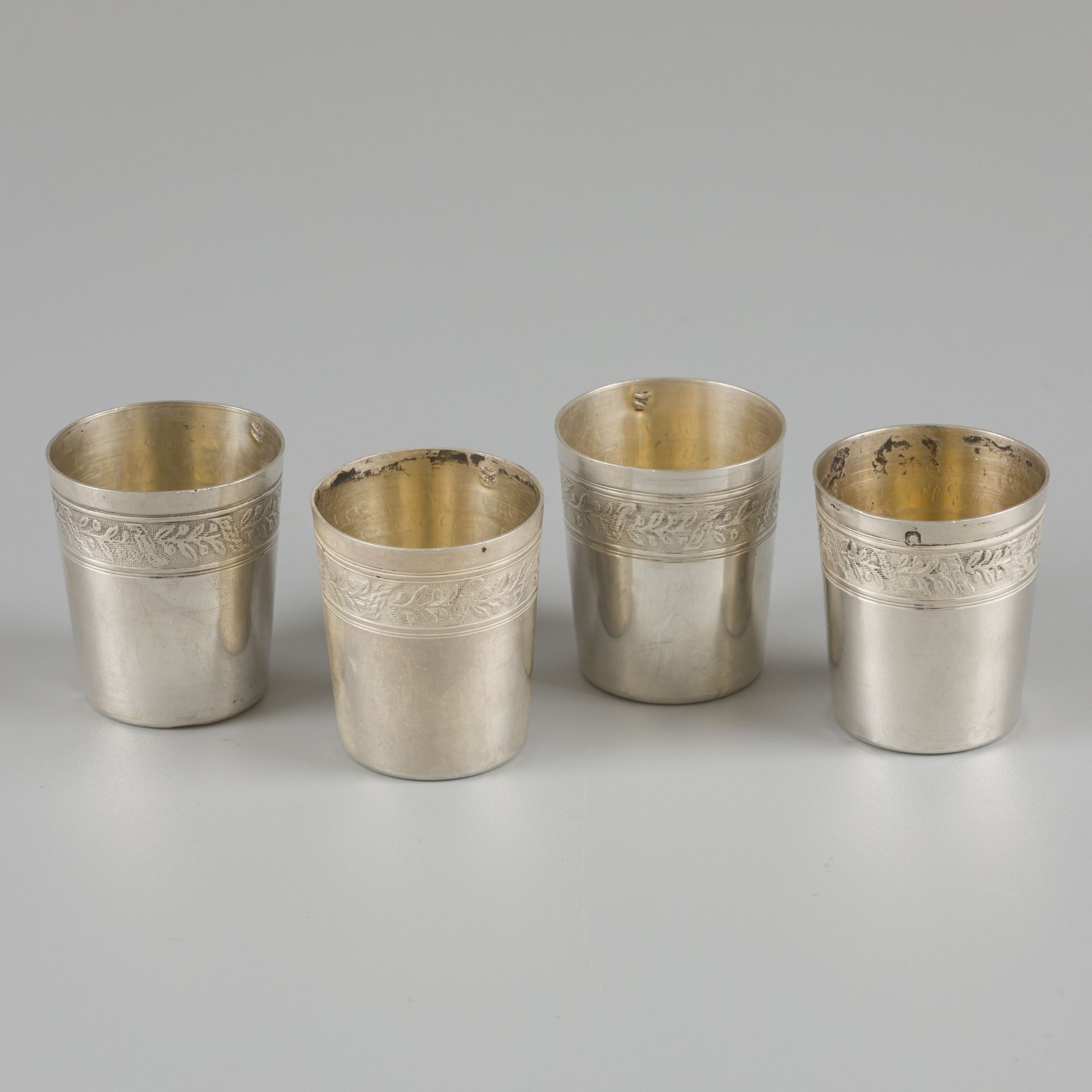 4-piece set of silver cups. 流线型的模型，带有花卉装饰带。法国，巴黎，Alfred Tranchant，1913-1920，印记。M&hellip;