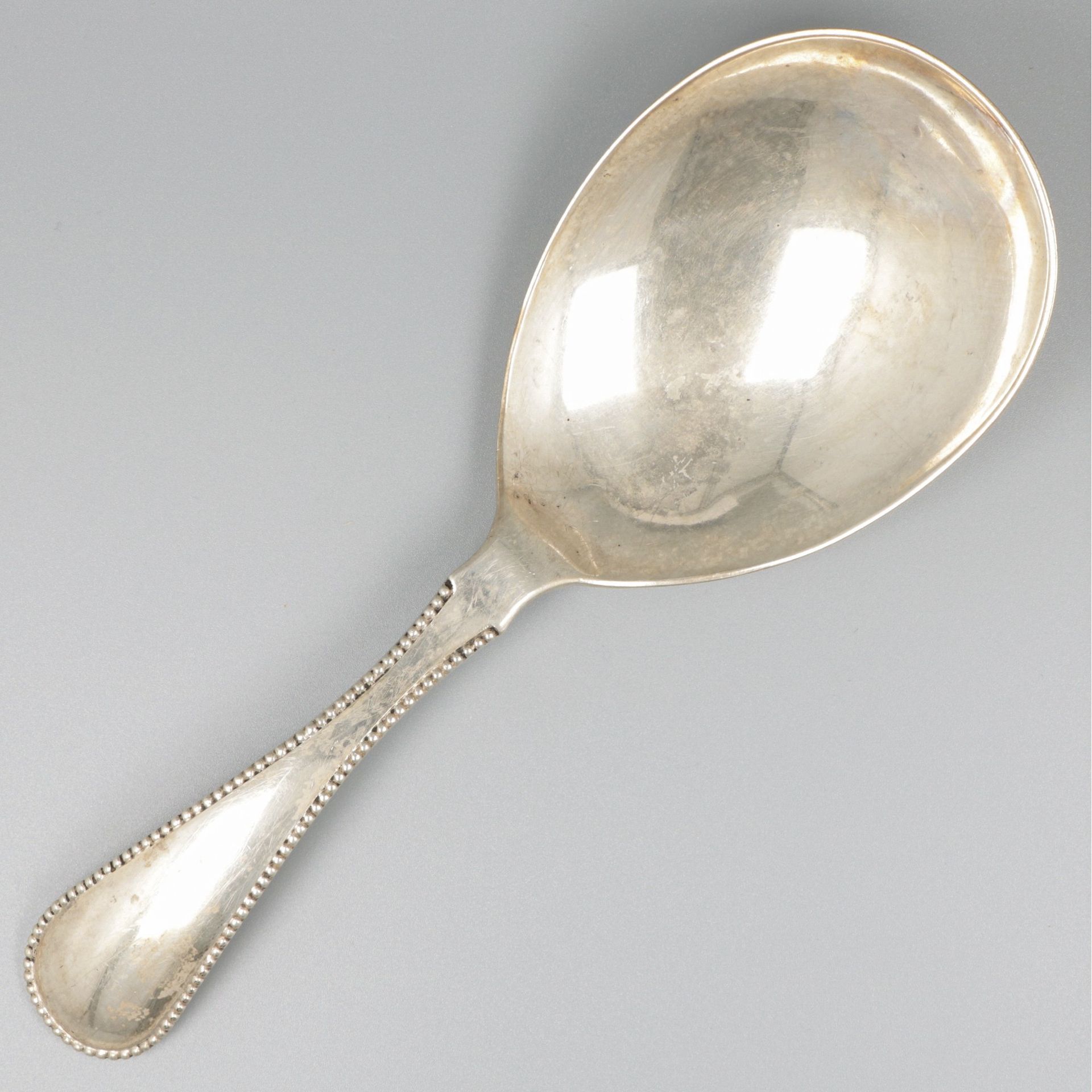 Rice spoon silver. 大而圆滑的模型，有珍珠的边缘。荷兰，1881年，印记：狮子，密涅瓦，难以辨认的制造者标记，G--使用过的痕迹。118克，8&hellip;