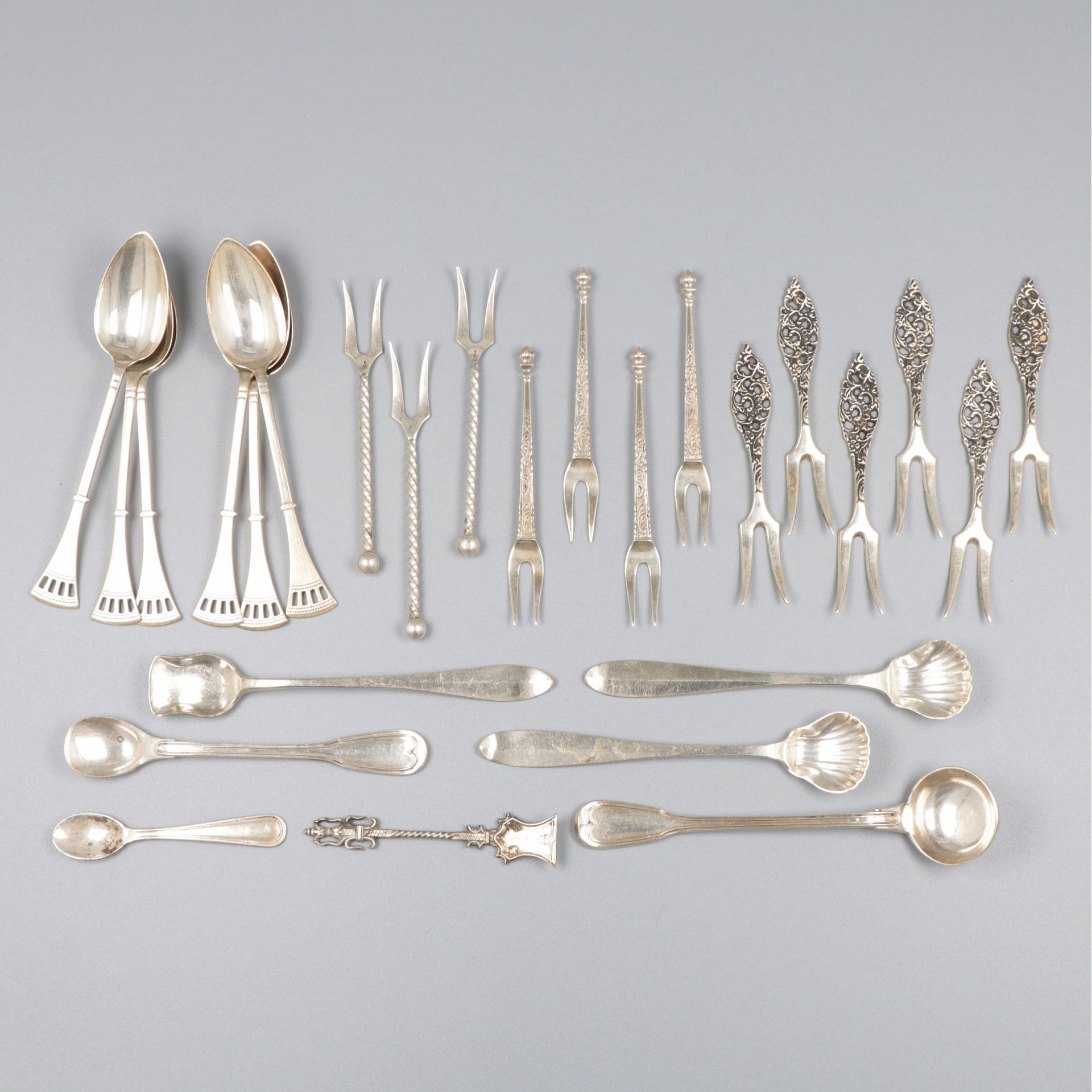 26-piece lot of various silver cutlery pieces. Composé de diverses pièces de cou&hellip;