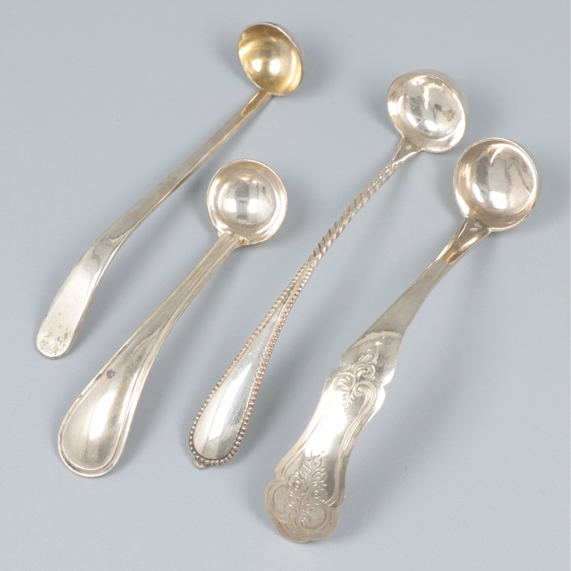 4-piece lot mustard spoons silver. 各种版本。荷兰，19/20世纪，印记：各种印记，-有磨损的痕迹。28克，835/1000。
