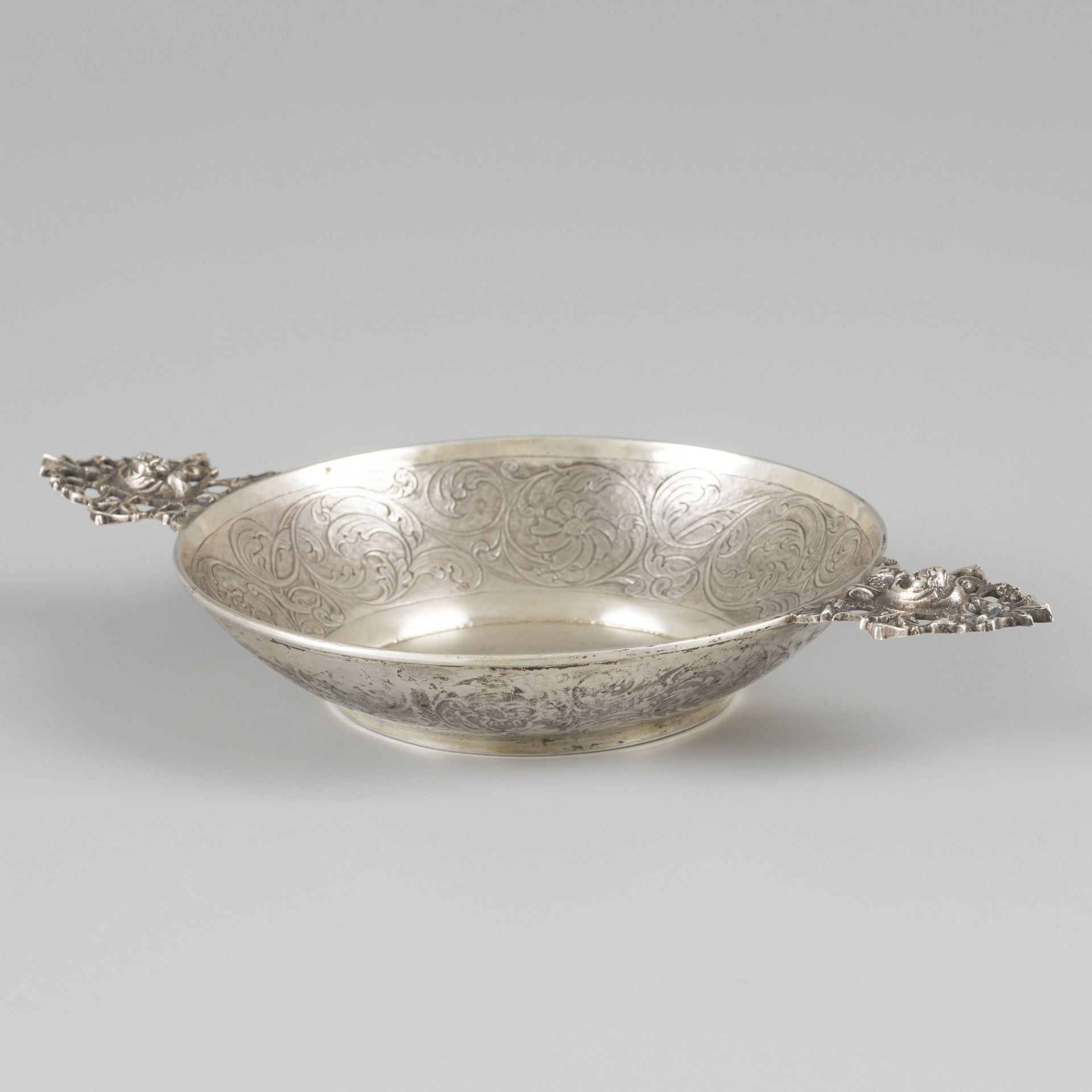 Brandy bowl / porridge bowl silver. 铸造模型，有罗盖尔装饰，焊接的手柄有天使头和海豚。荷兰，1975年，标记：狮子，Mine&hellip;