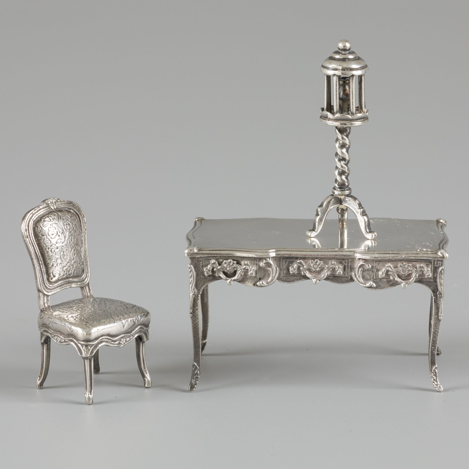3 piece lot miniatures silver. Composé d'un bureau, d'une chaise et d'une cage à&hellip;