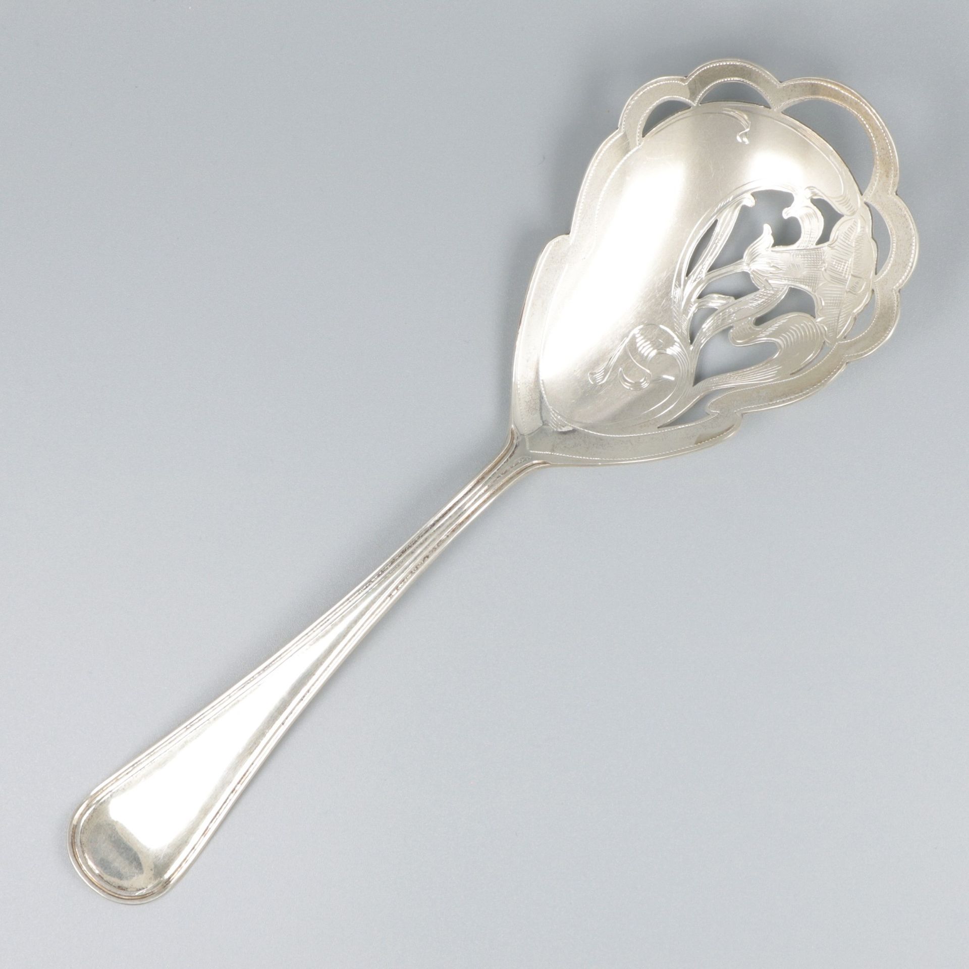 Wet fruit scoop silver. "Hollands Rondfilet "或荷兰圆形锉刀，有雕刻的花卉装饰和镂空的瓢碗。荷兰，Zeist，J.A&hellip;