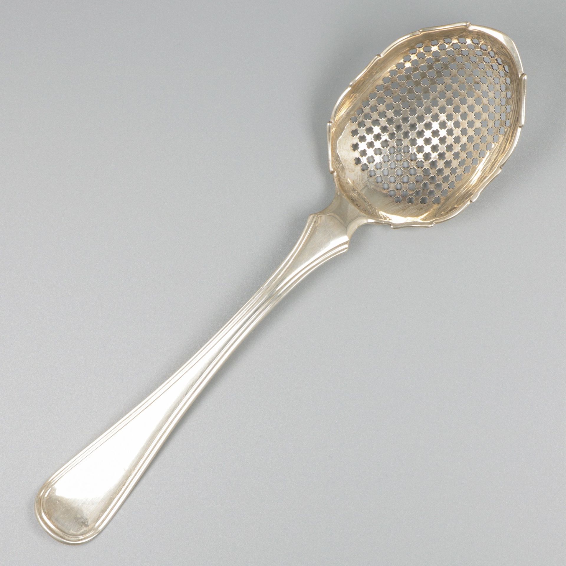 Sifter spoon silver. "Hollands Rondfilet" or Dutch Round Filet, with openwork bo&hellip;