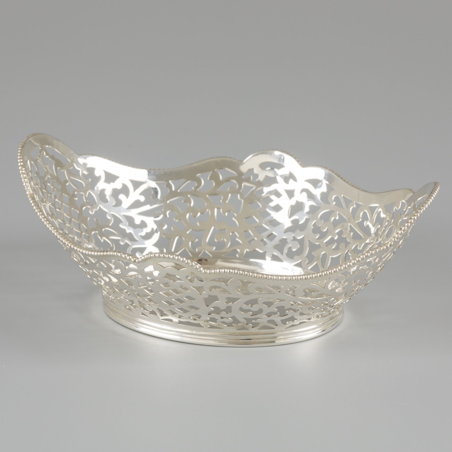Puff Pastry basket silver. 椭圆形的模型，两侧有镂空，焊接的珍珠边，脚上有双层镶边。荷兰，海牙，D.J. Aubert，20世纪，印记&hellip;