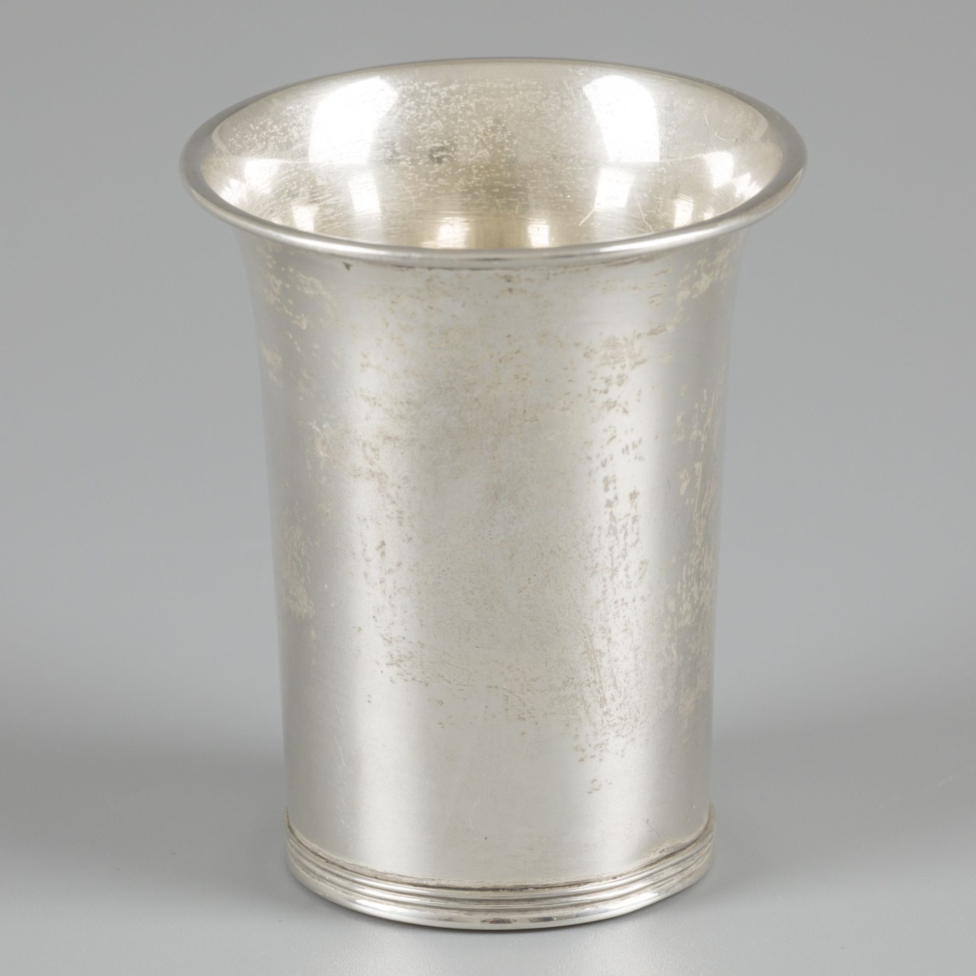 Drinking cup silver. 流线型的模型，脚部有双重镶边。荷兰，Schoonhoven，H. Hooijkaas，1948年，印记：狮子，Mine&hellip;