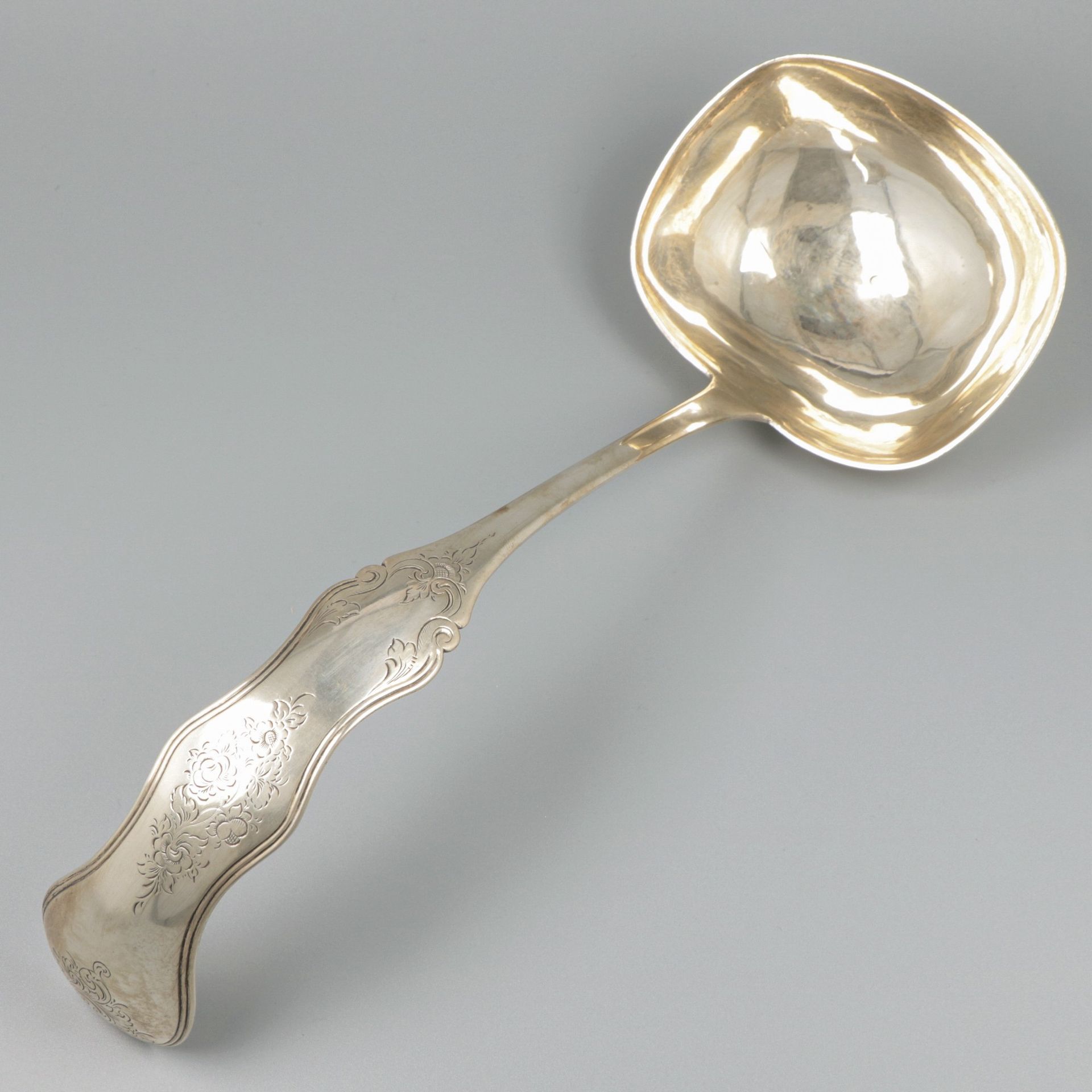 Soup ladle silver. 带有比德梅尔式的装饰和部分双层镶边。荷兰，阿姆斯特丹，Jacob van Wijk Jr.，1868年，标记：狮子，Min&hellip;