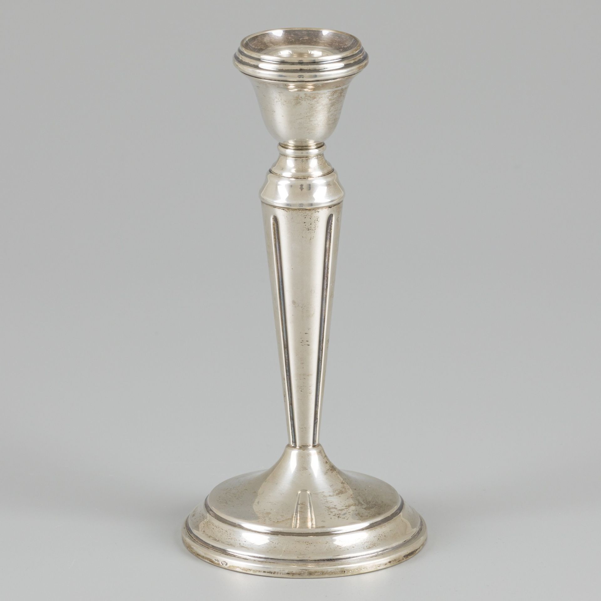 Candlestick silver. Modèle épuré et rempli. Pays-Bas, Haarlem, W.J. & L. Burger,&hellip;