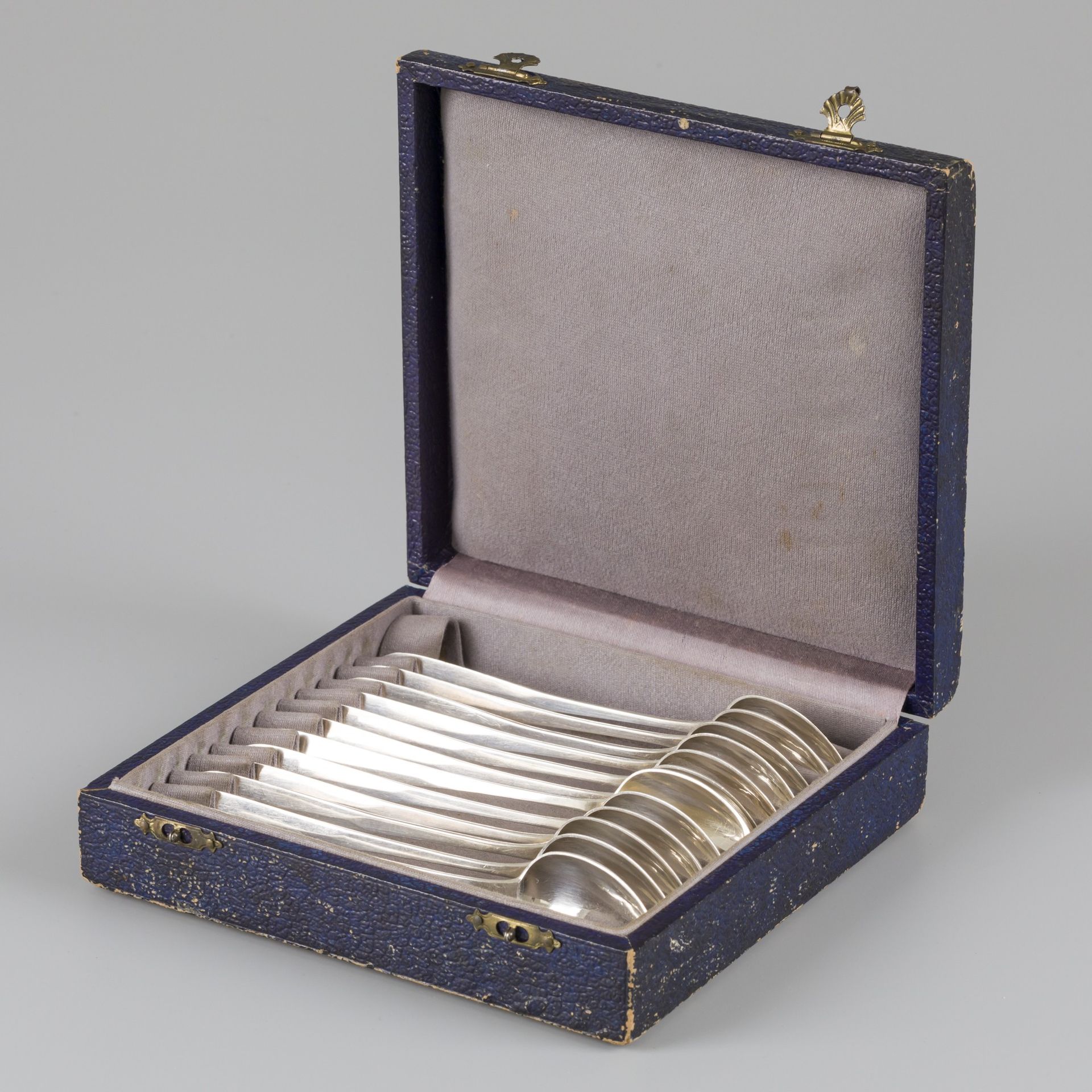 12-piece set of spoons silver. Completa con su estuche original. Principios del &hellip;