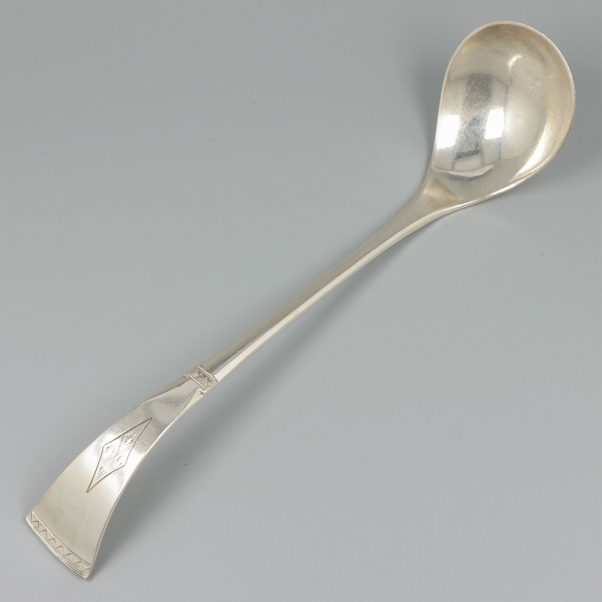 Sauce spoon silver. 流线型的模型，带有帝国风格的装饰。荷兰，格罗宁根，Frans Brugsma，1916年，标记：狮子，Minerva，制&hellip;