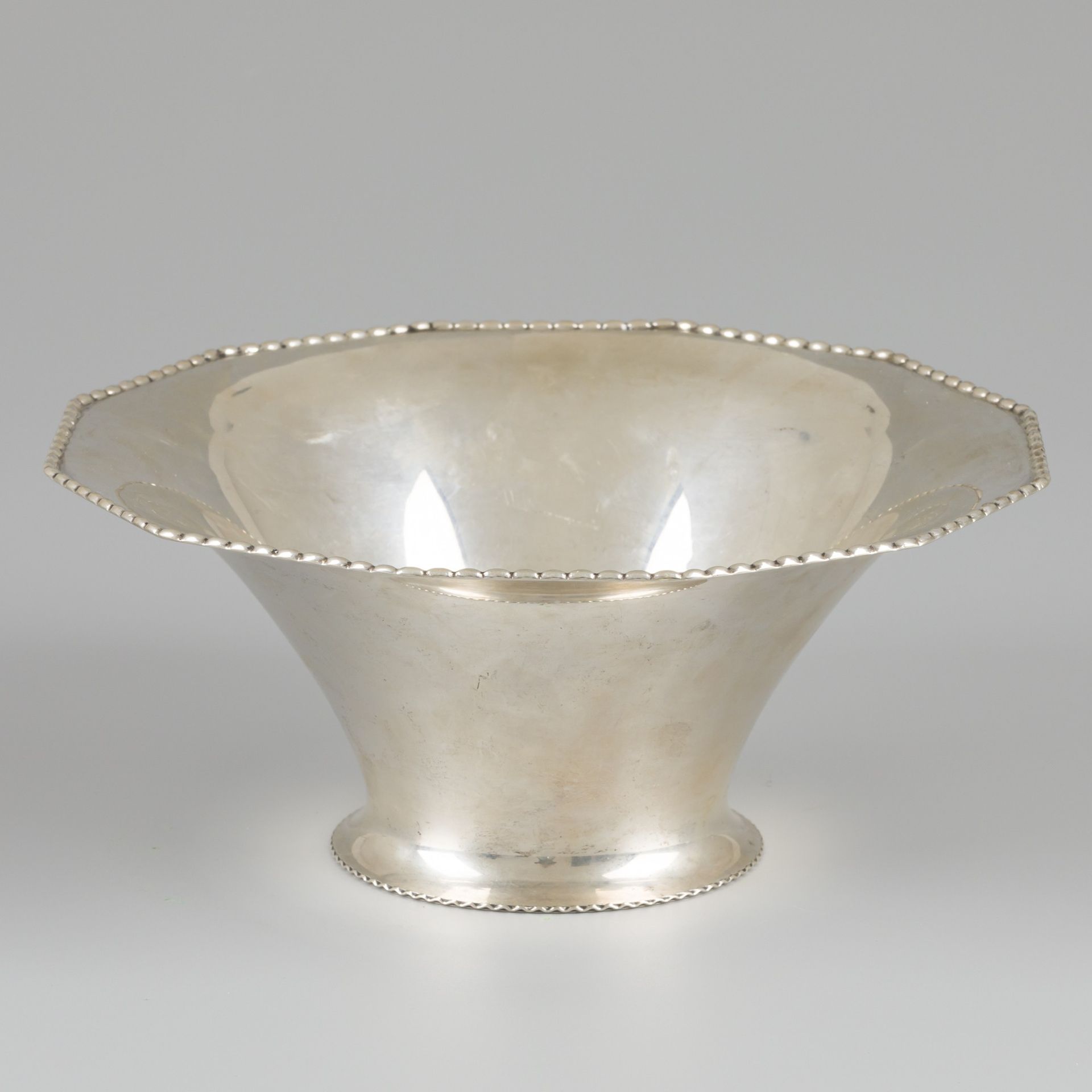 Fruit bowl silver. 12-eckiges Modell mit gegossenem Perlenrand, stehend auf rund&hellip;