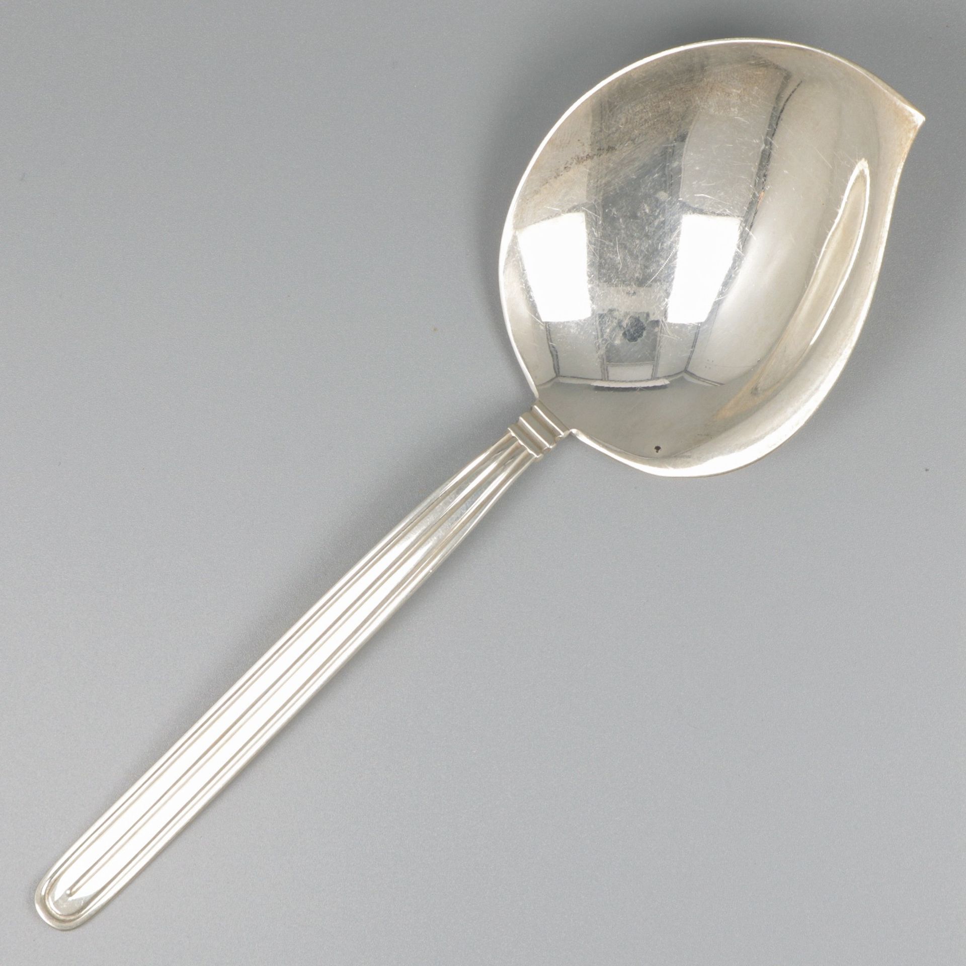 Silver custard spoon. Modernes stilisiertes Modell. Niederlande, Voorschoten, va&hellip;