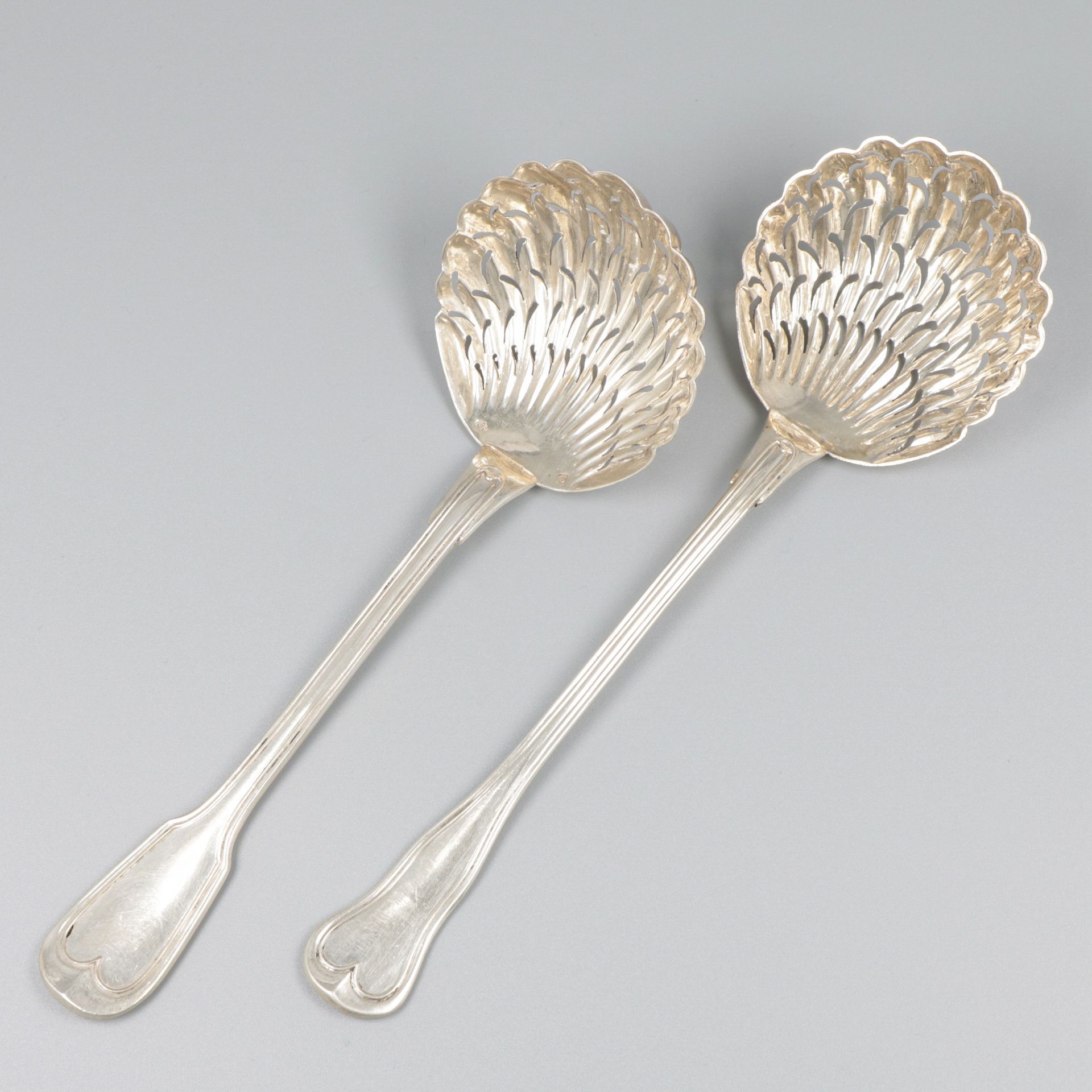 2-piece lot silver spoons. "Hartfilet "或心形锉刀，有镂空的碗。比利时，安特卫普，Delheid Frères，20世纪，&hellip;