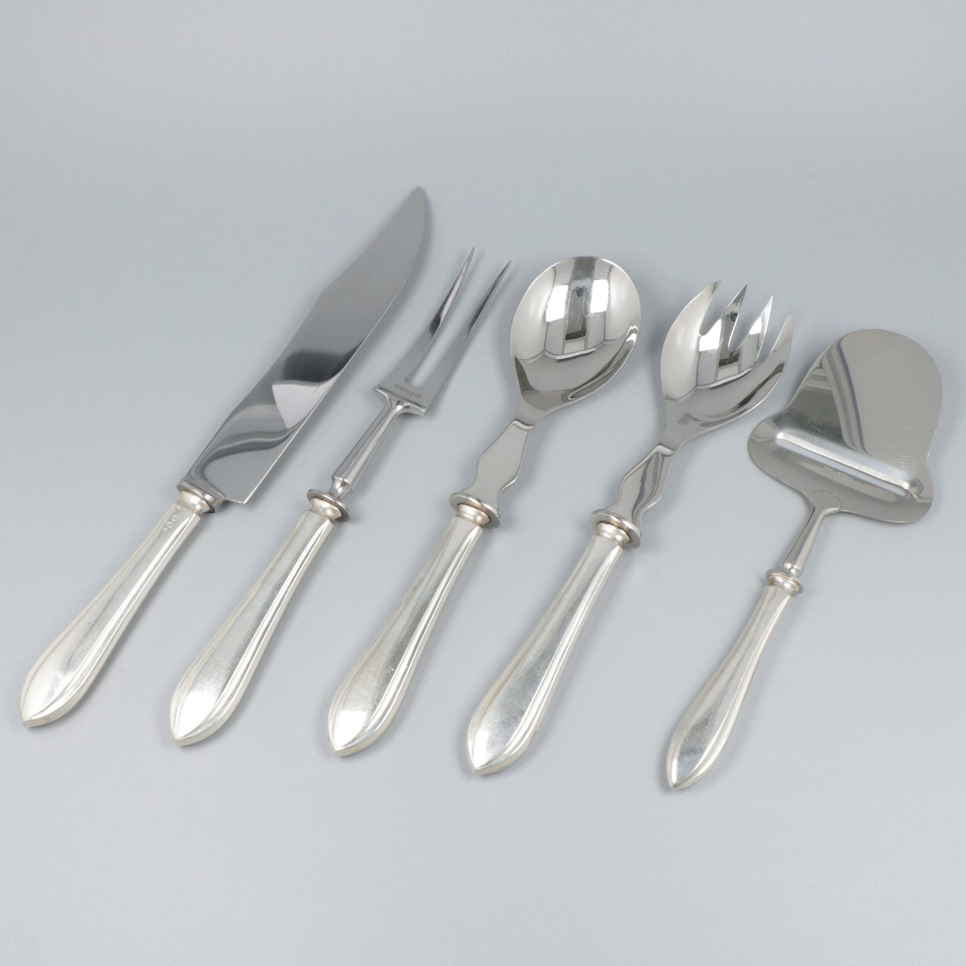5-piece lot silver cutlery. 包括一套雕刻工具，奶酪切片机和一个 "Hollands Puntfilet "或荷兰尖头锉刀的沙拉盒。荷&hellip;