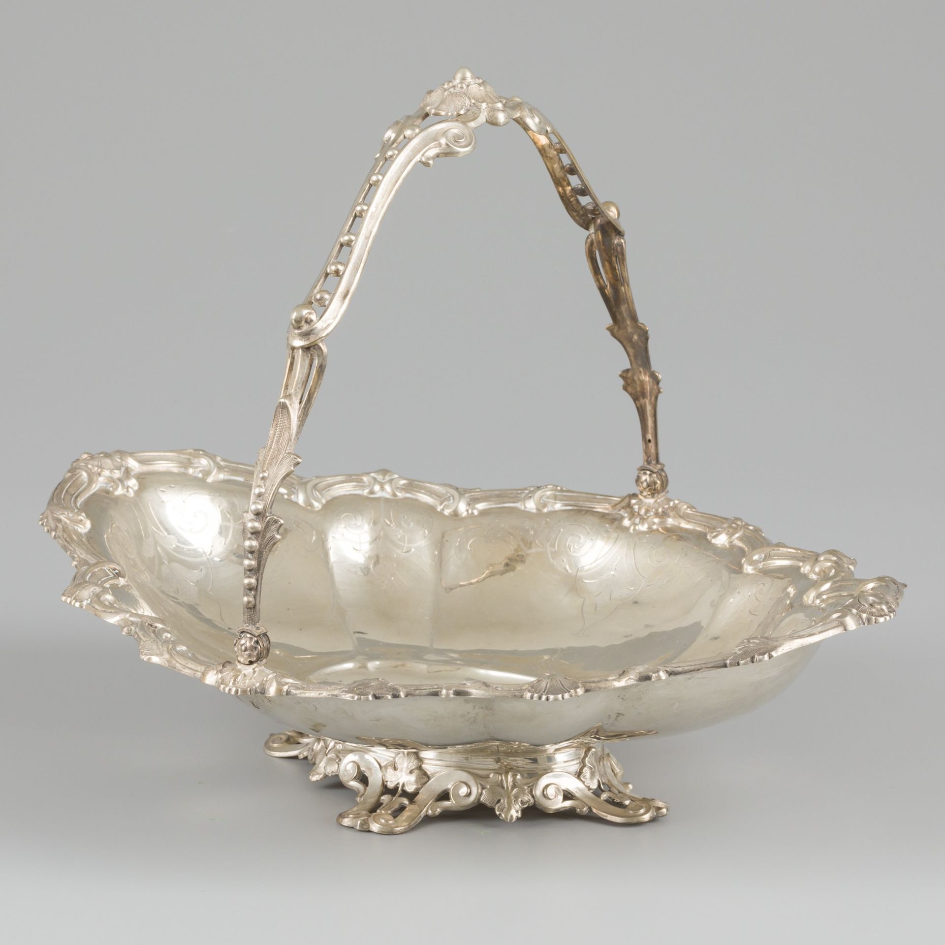 Fruit bowl on foot, silver. De style Biedermeier avec décorations gravées, poign&hellip;
