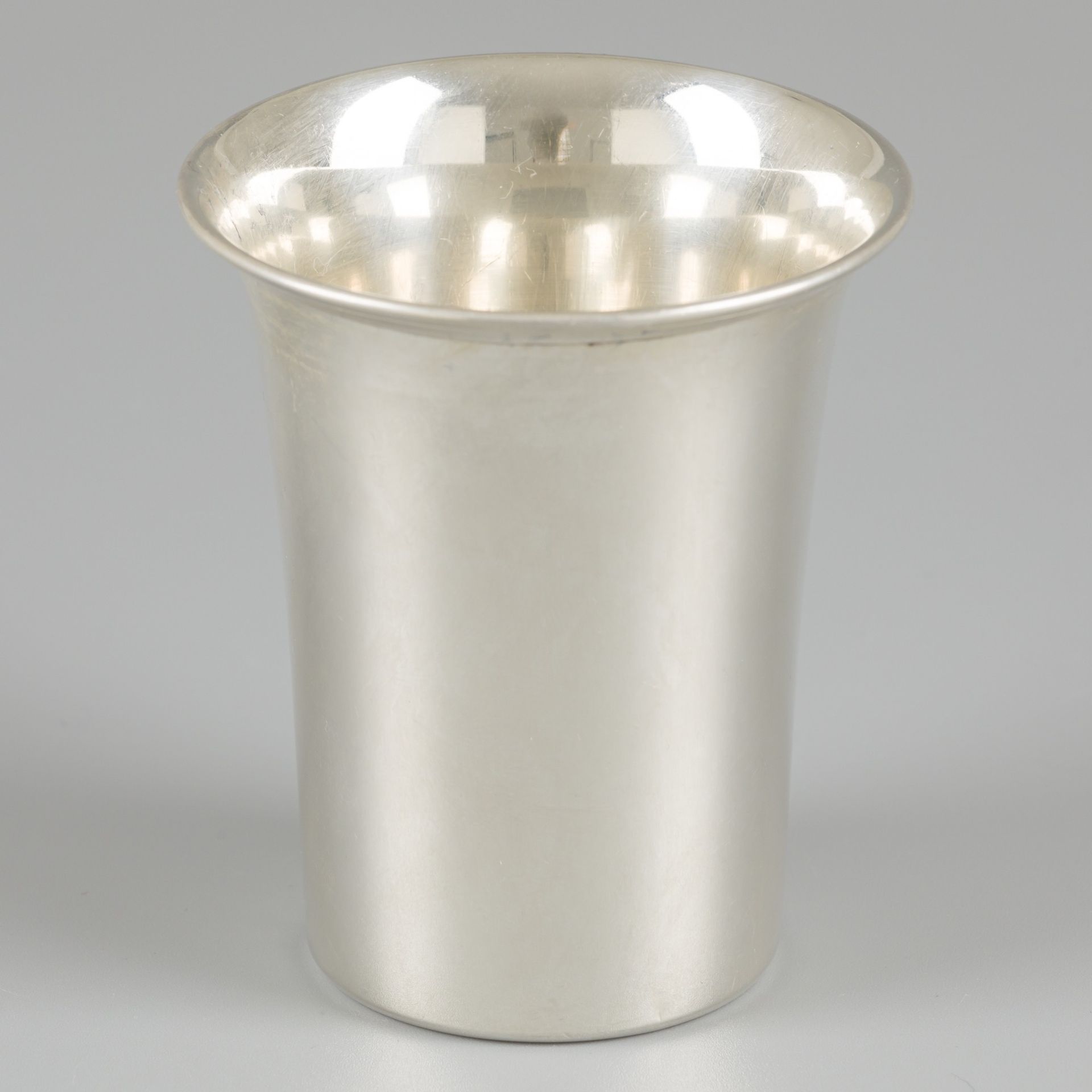 Spoon vase silver. 喇叭形的圆滑模型，上缘折叠。荷兰，Schoonhoven，C.F. Wewer，1931年，印记：站立的狮子，Minerv&hellip;