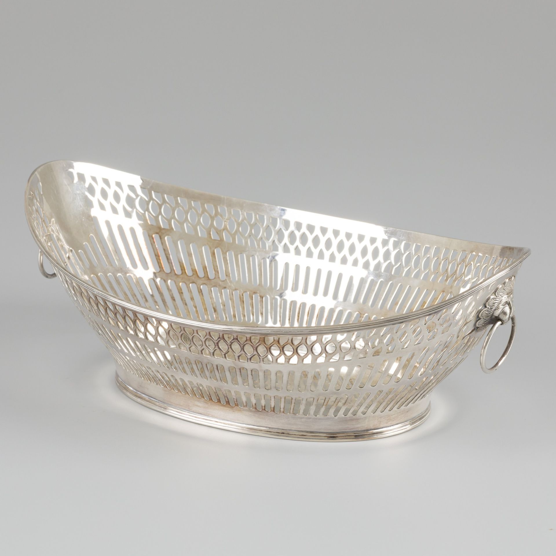 Bread basket silver. 船形模型，有镶边，两侧镂空，焊接狮子头把手。荷兰，20世纪，印记：835，ZII。364克，835/1000。尺寸。长&hellip;