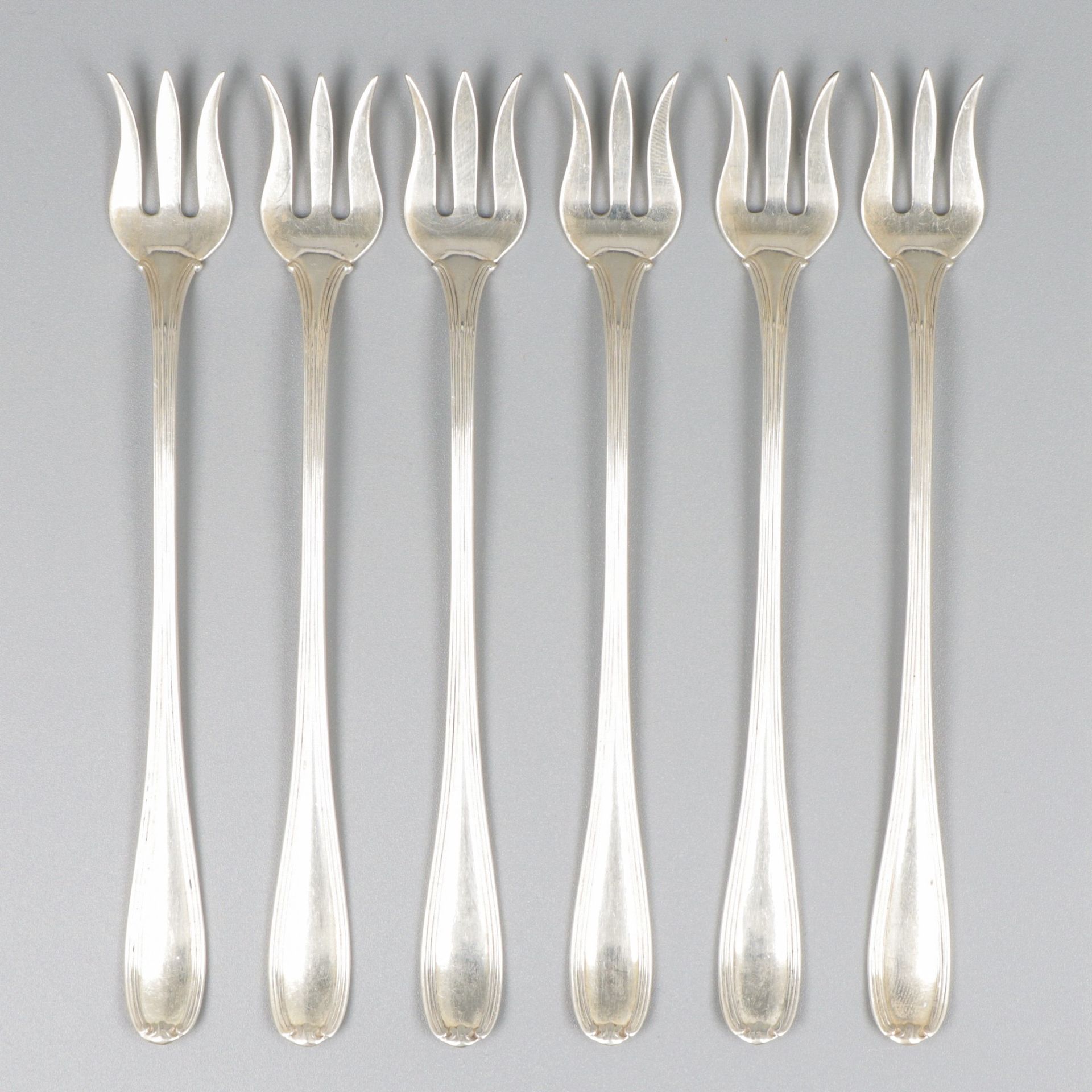 6 piece set of fruit forks silver. Modèle mince avec fourchette et bordure en fo&hellip;