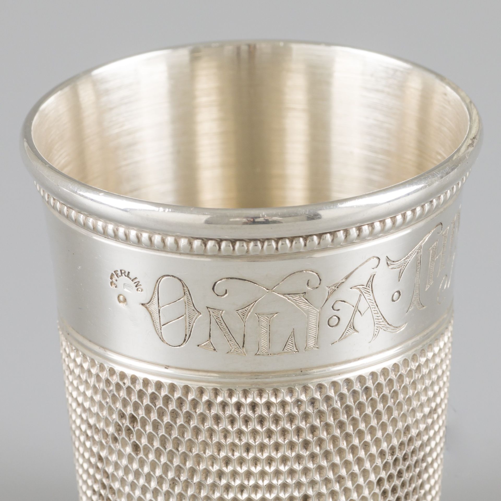 Drink / measuring cup thimble silver. 设计为顶针，并刻有文字。只有一个顶针满。20世纪，印记：纯金，ZI。35克，925/&hellip;