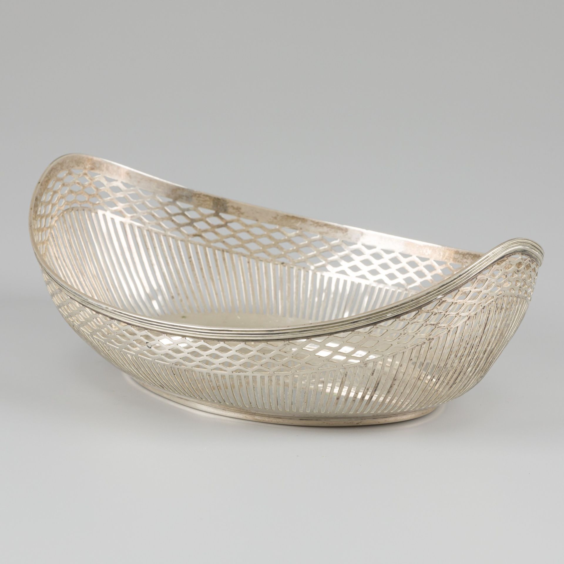 Puff / bread basket silver. Modèle en forme de bateau. Pays-Bas, Voorschoten, J.&hellip;