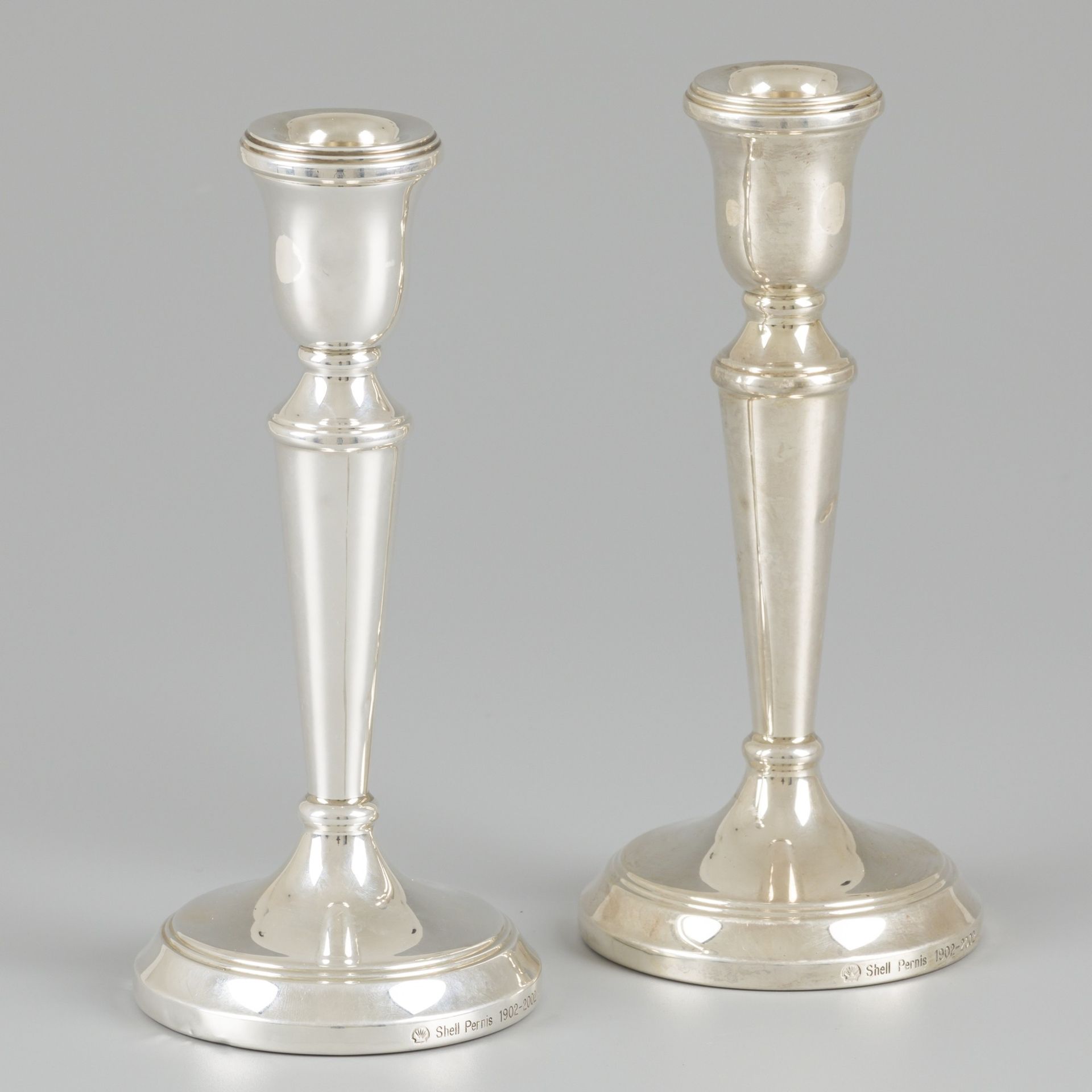 2-piece set of candlesticks silver. Modèles élégants avec pied rempli. Fabriqués&hellip;