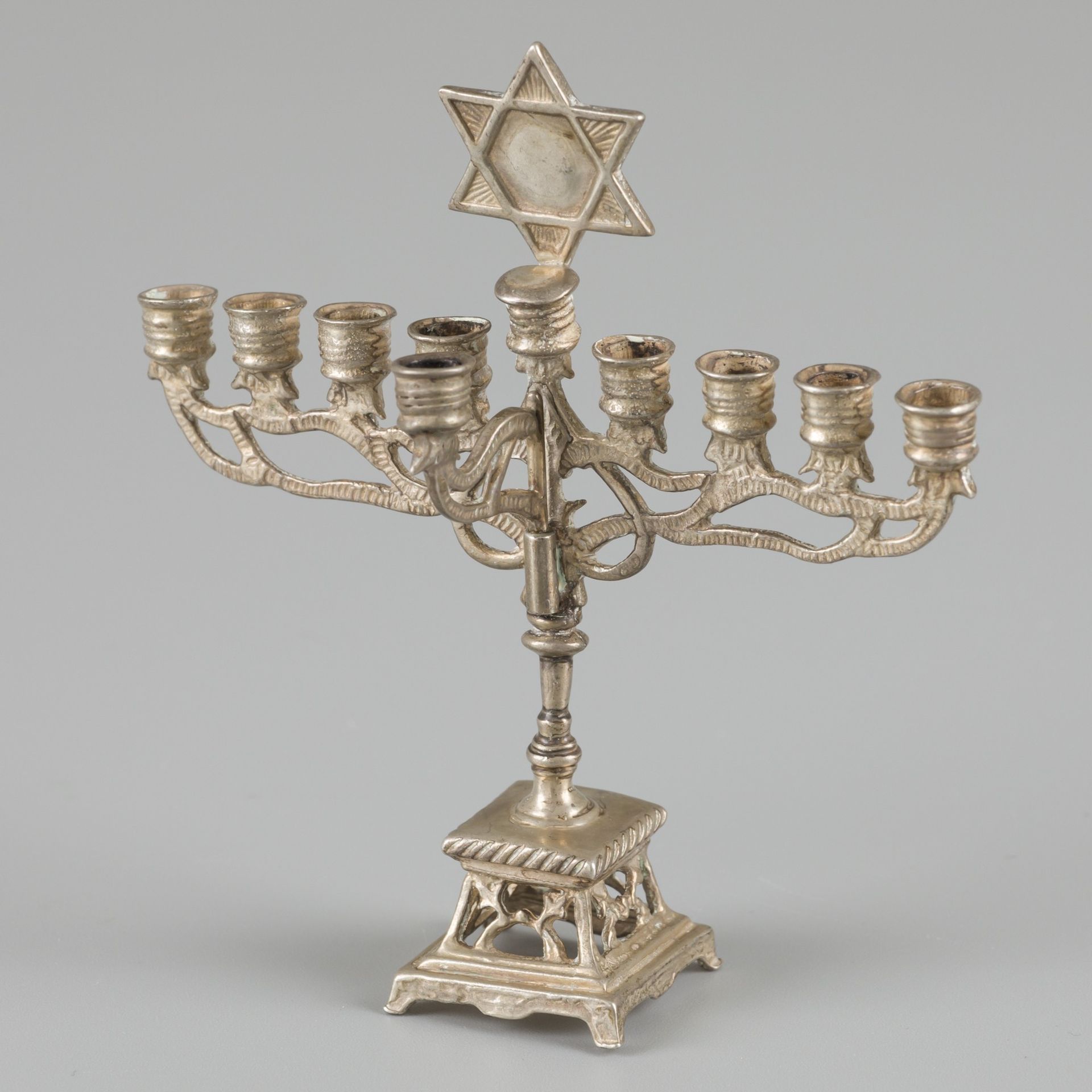 Miniature Hanukkah candlebra / menorah silver. 犹太烛台（8+1臂）或 Menorah，有大卫之星。荷兰，海牙，D&hellip;