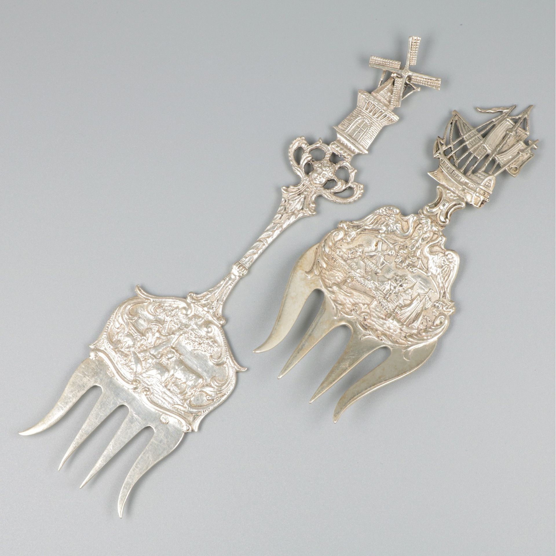 2-piece lot silver bread forks. 两者都有铸造的荷兰浮雕装饰。荷兰，1926/1927，印记：狮子，密涅瓦，R，Q--有磨损痕迹。&hellip;
