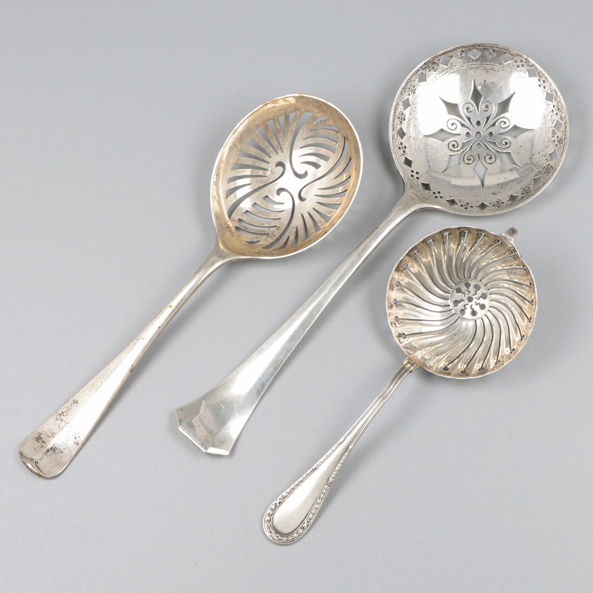3-piece lot of sifter spoons silver. Divers modèles. Pays-Bas / Belgique, Schoon&hellip;