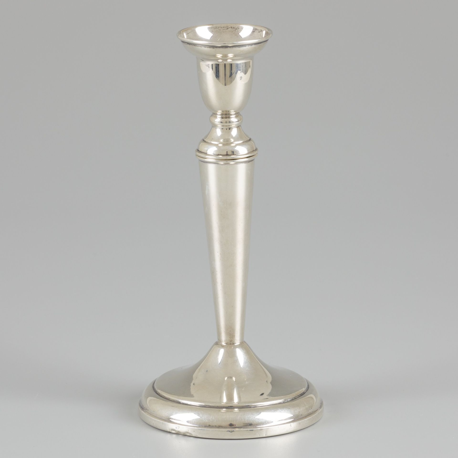 Candlestick silver. Modelo elegante con pie relleno. Países Bajos, Amsterdam, C.&hellip;