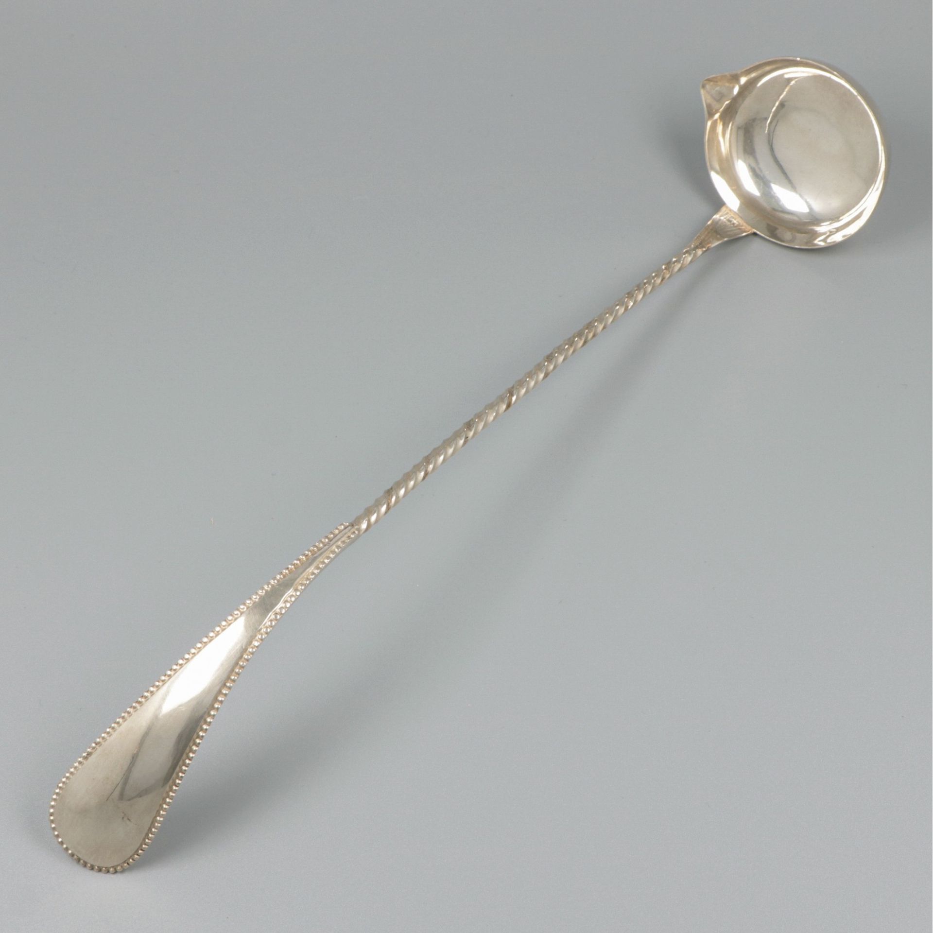 Bowl spoon silver. Avec tige torsadée et bord en perles. Pays-Bas, Schoonhoven, &hellip;