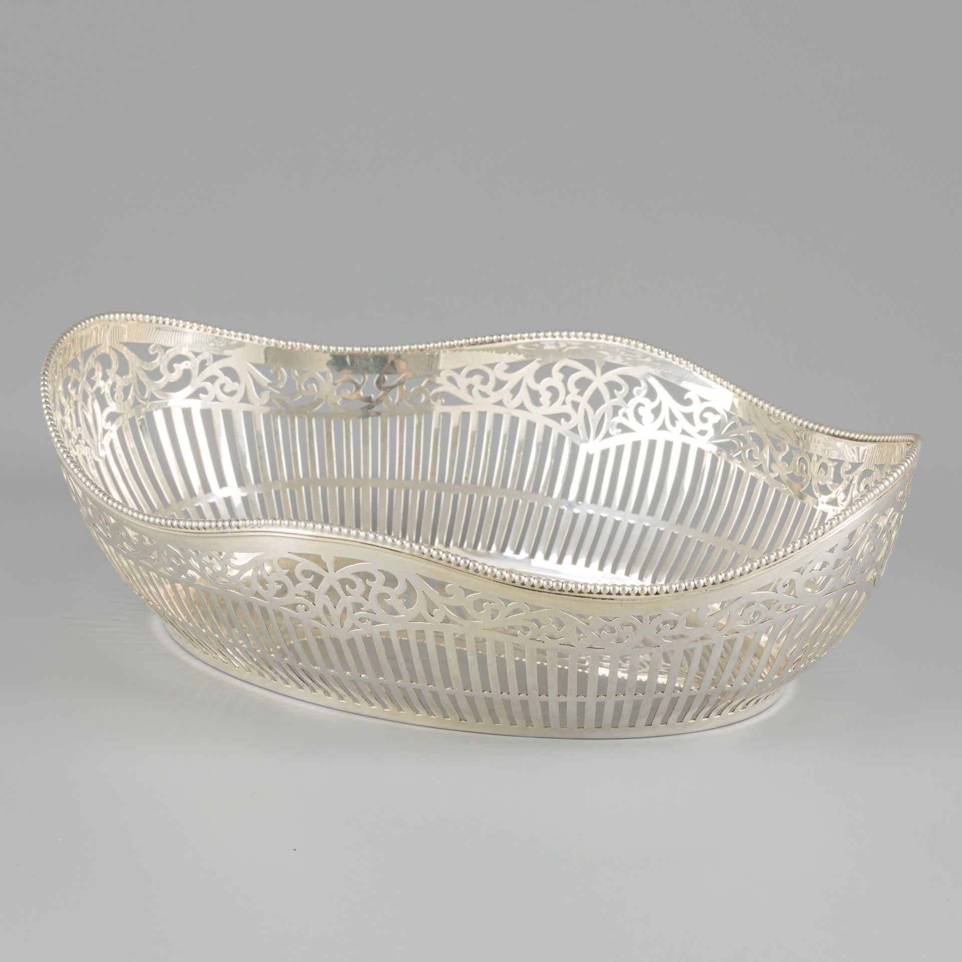 Bread basket silver. Modello ovale con lati traforati e cerchi di perle saldate.&hellip;