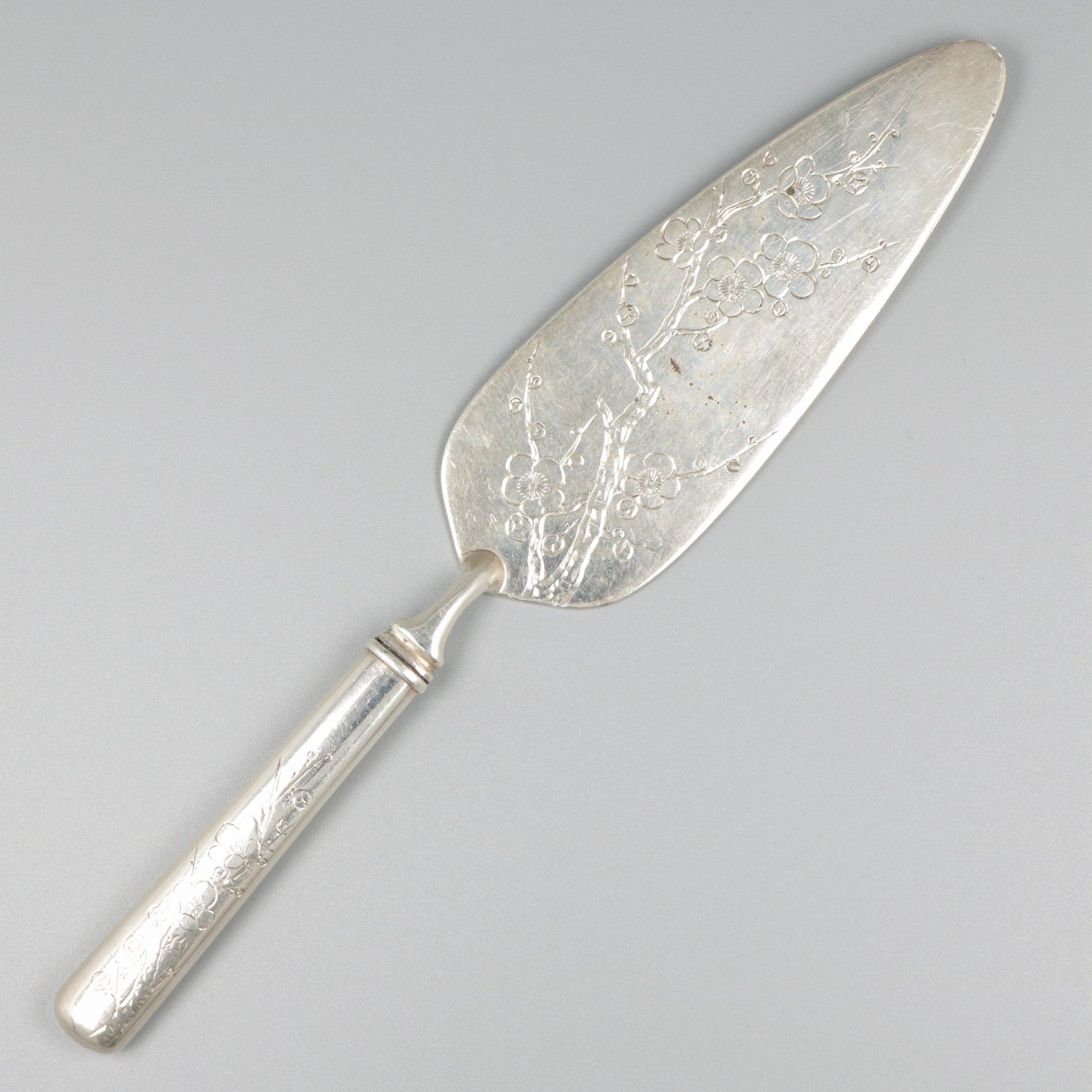 Cake server silver. Model with filled handle and engraved cherry blossom decorat&hellip;