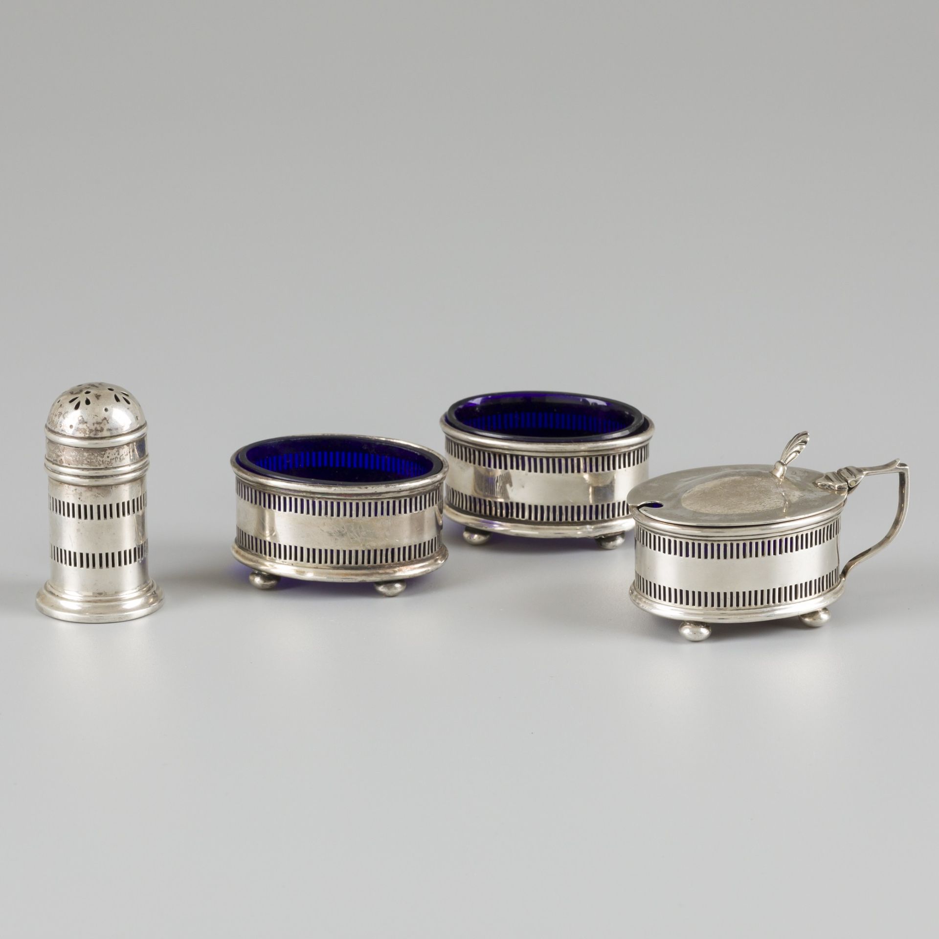 4-piece set of salt cellars, mustard pot and sifter silver. Composé de 2 salière&hellip;