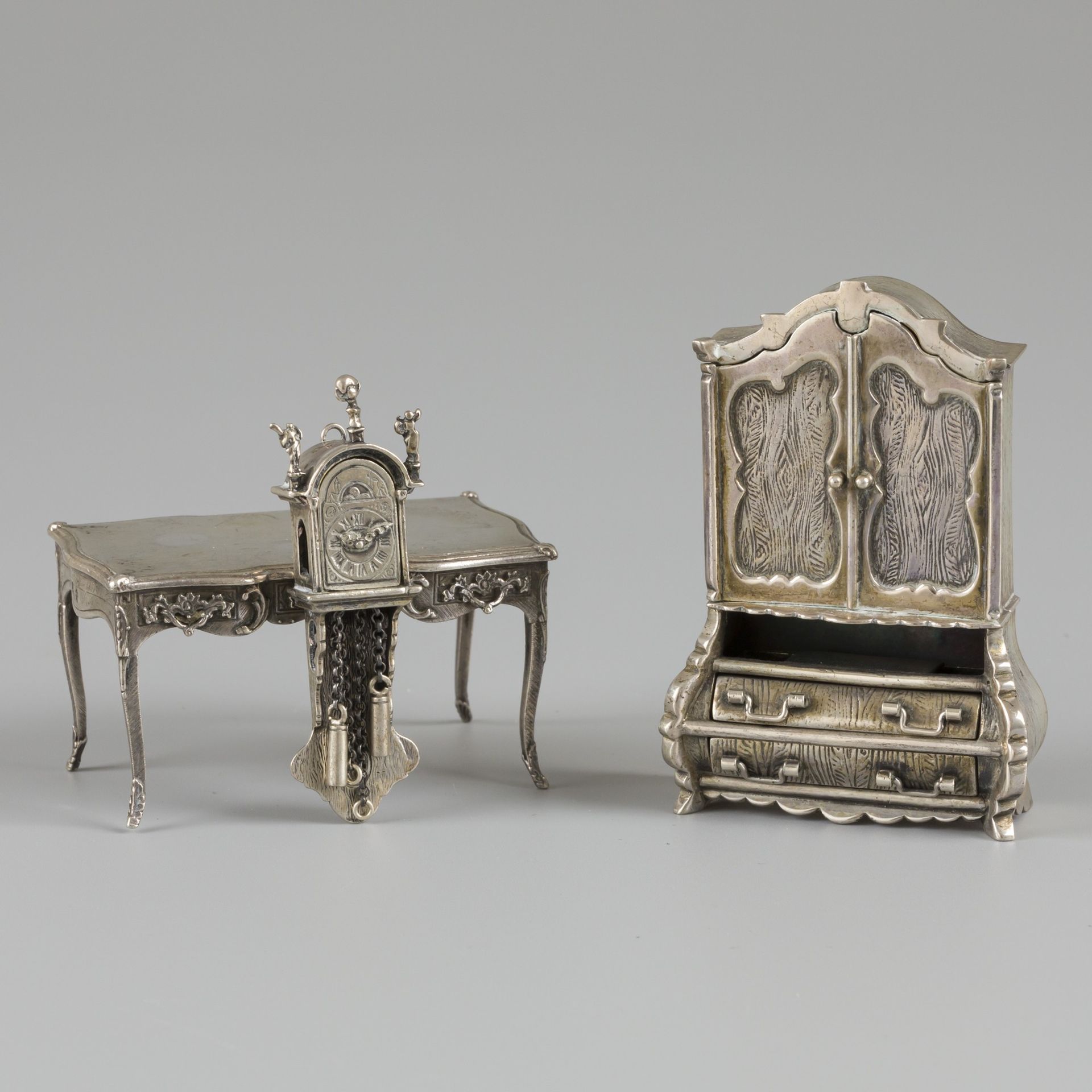 3-piece lot miniatures silver. Composé d'un bureau, d'une armoire et d'une horlo&hellip;