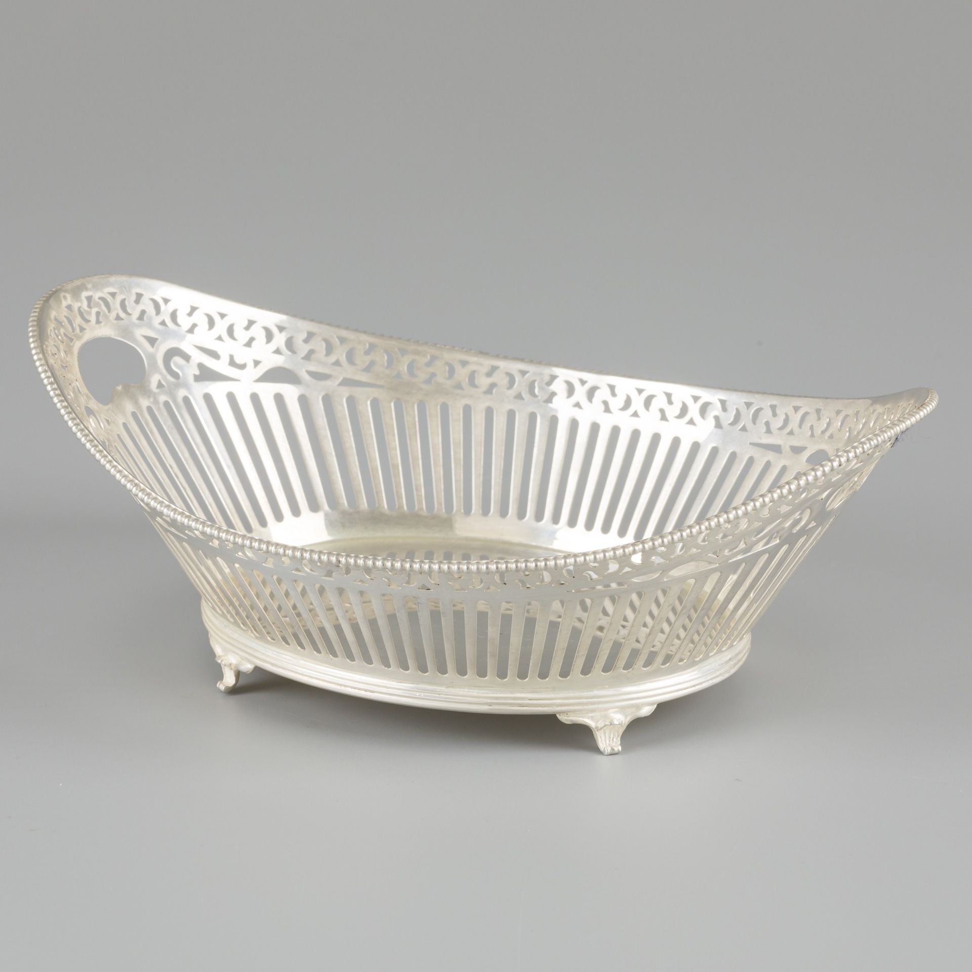 Puff Pastry basket silver. 椭圆形的模型，两侧有镂空，焊接的珍珠边和腿。荷兰，海牙，D.J. Aubert & Zoon，1997年，&hellip;