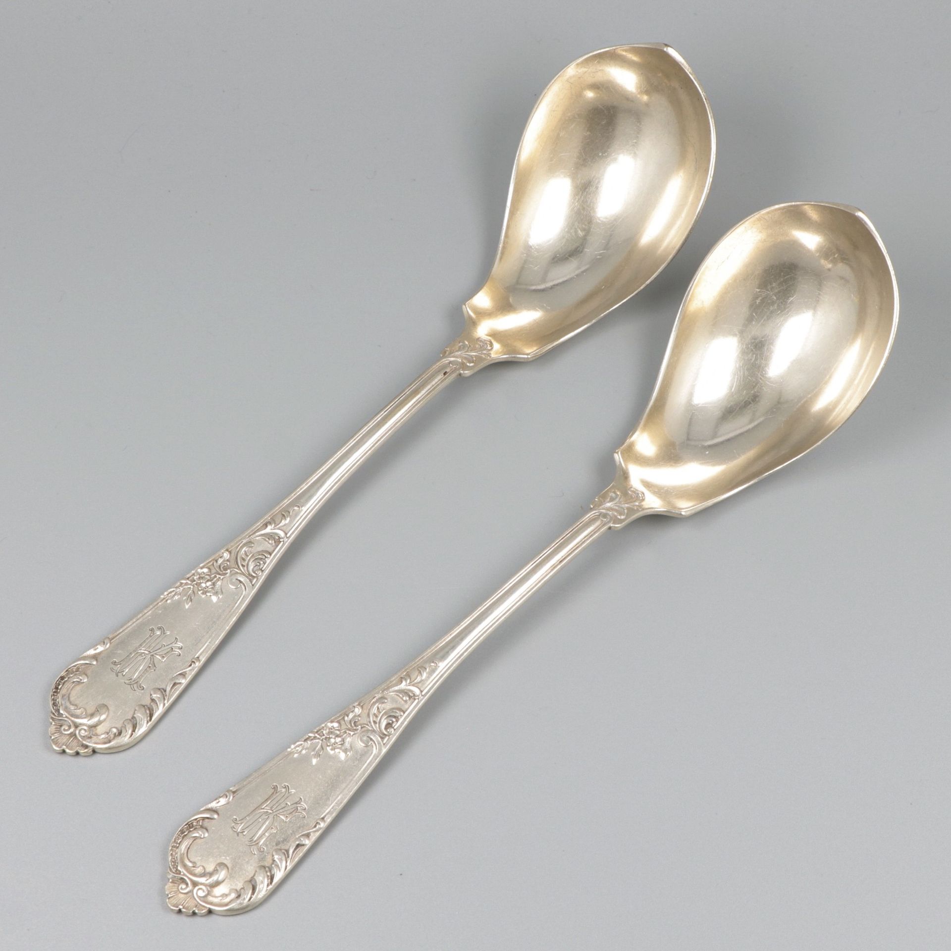 2-piece set of silver spoons. 有花纹装饰。德国，20世纪初，印记：月亮，皇冠，800，不清楚制作者的标记。铭文。KK - 有使用过&hellip;