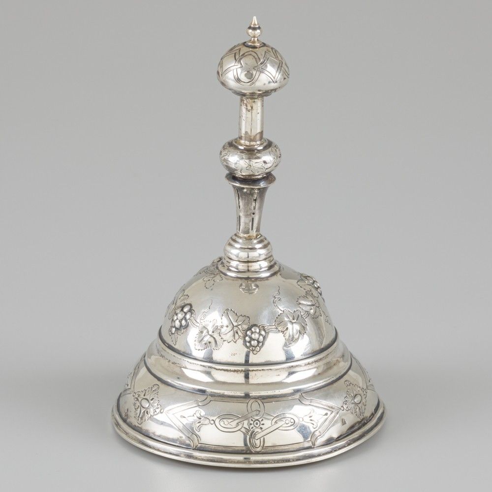 Table bell silver. Beau modèle avec grappes de raisin repoussées et vignes gravé&hellip;