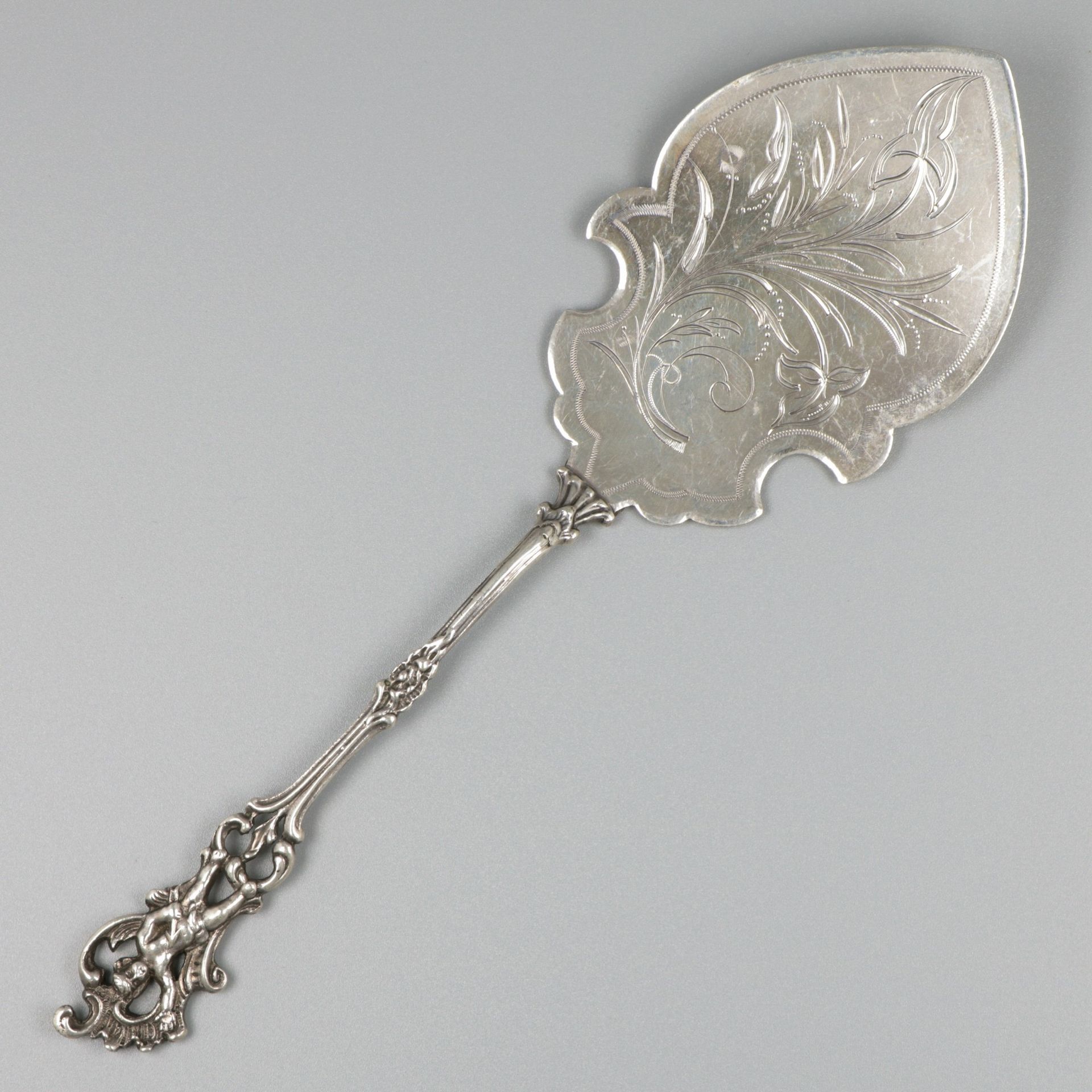Cake / pastry scoop silver. 有雕刻的花卉装饰和风格化的手柄与普特。荷兰，格罗宁根，D. Van der Werf，1906年，标记：&hellip;