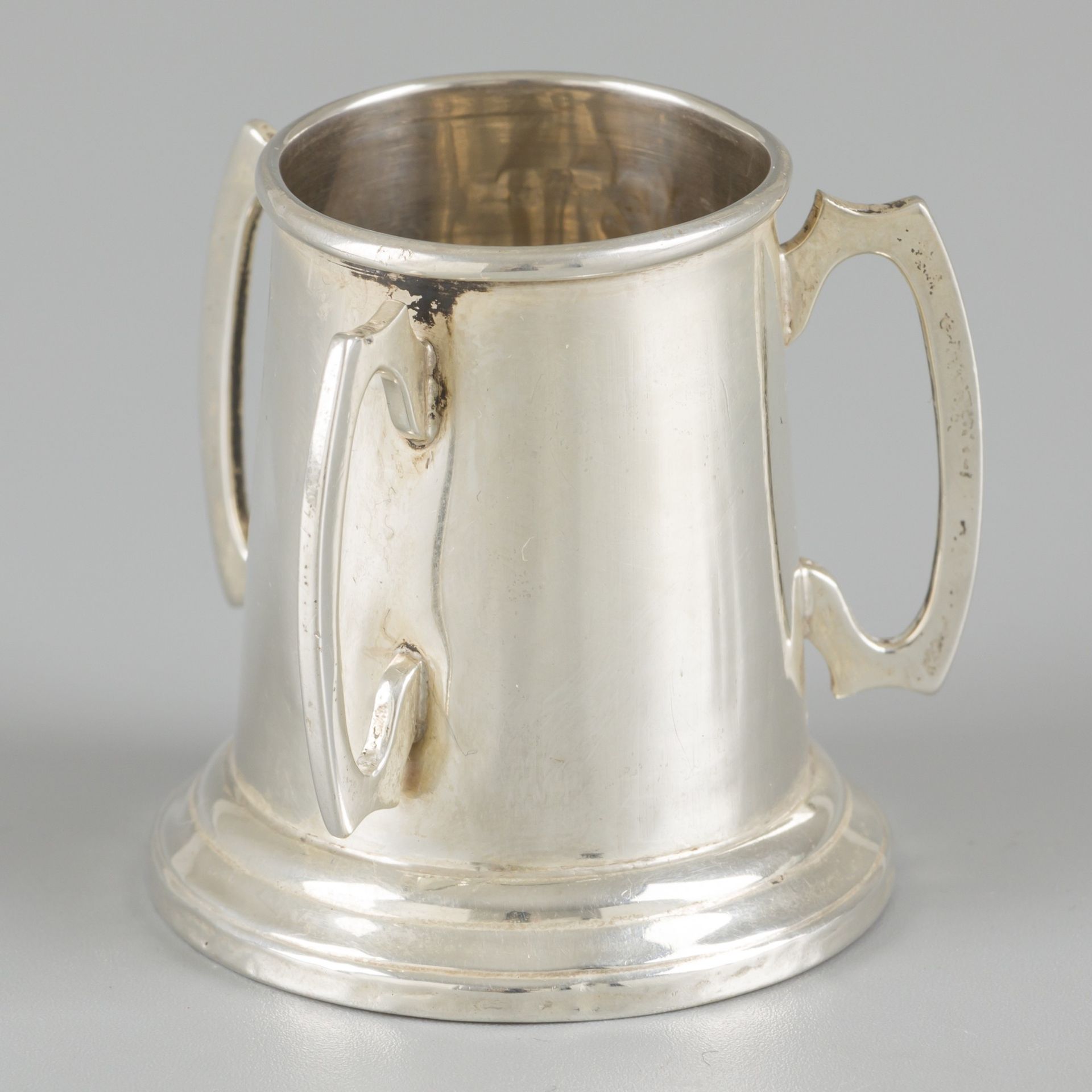 Toothpick holder silver. 圆形模型，有3个焊接的手柄。英国，伯明翰，C B（可能是Charles Boyton），1906年，印记：狮子&hellip;
