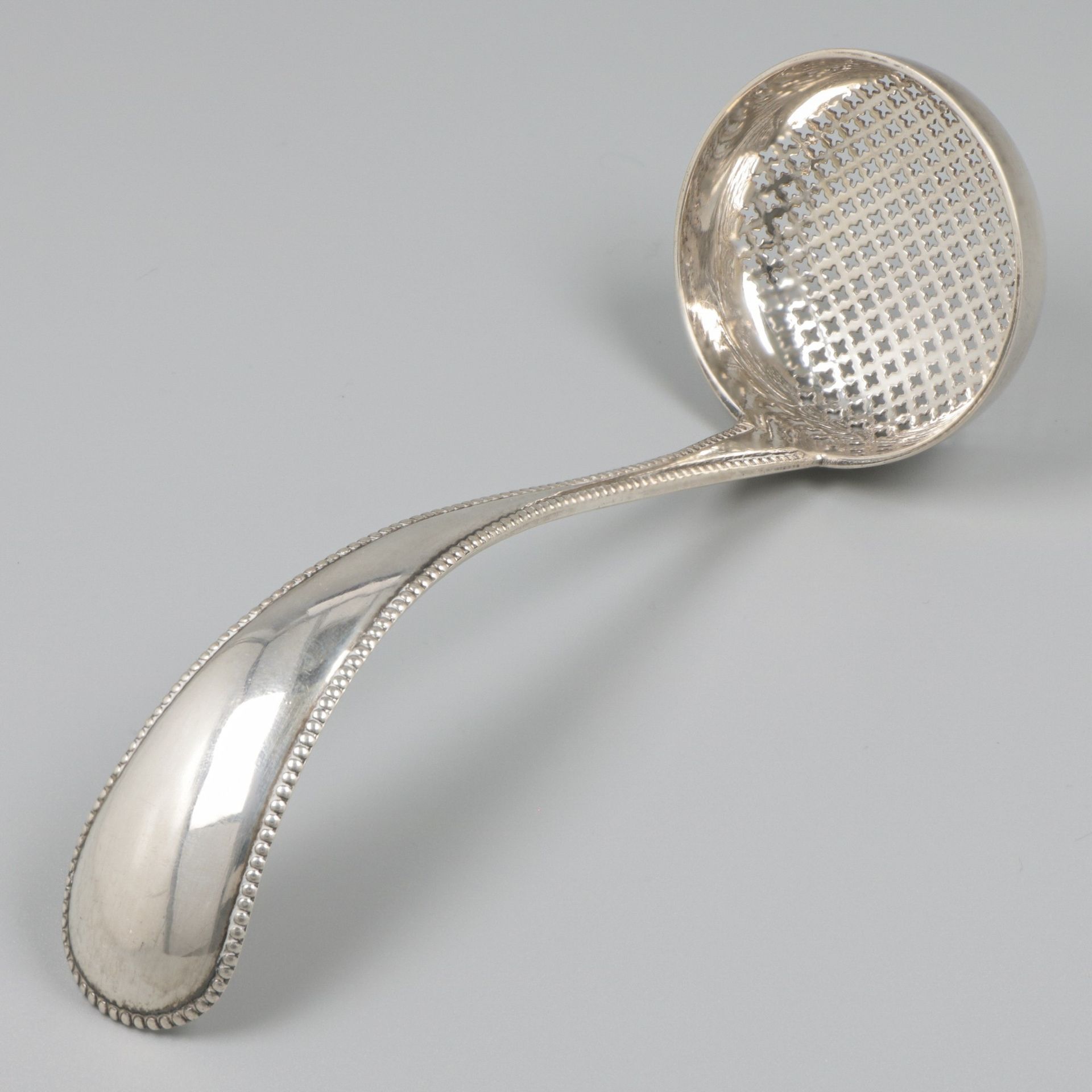 Sprinkle spoon silver. 镂空的碗和带珍珠边的柄的光滑模型。荷兰，Schoonhoven，签署了。Adrianus Kuijlenburg，&hellip;