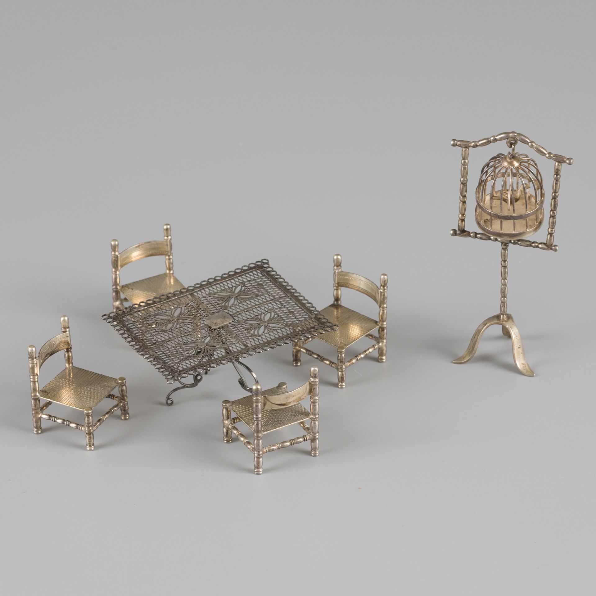 6 piece lot miniatures silver. Composé de 4 chaises, d'une cage à oiseaux et d'u&hellip;