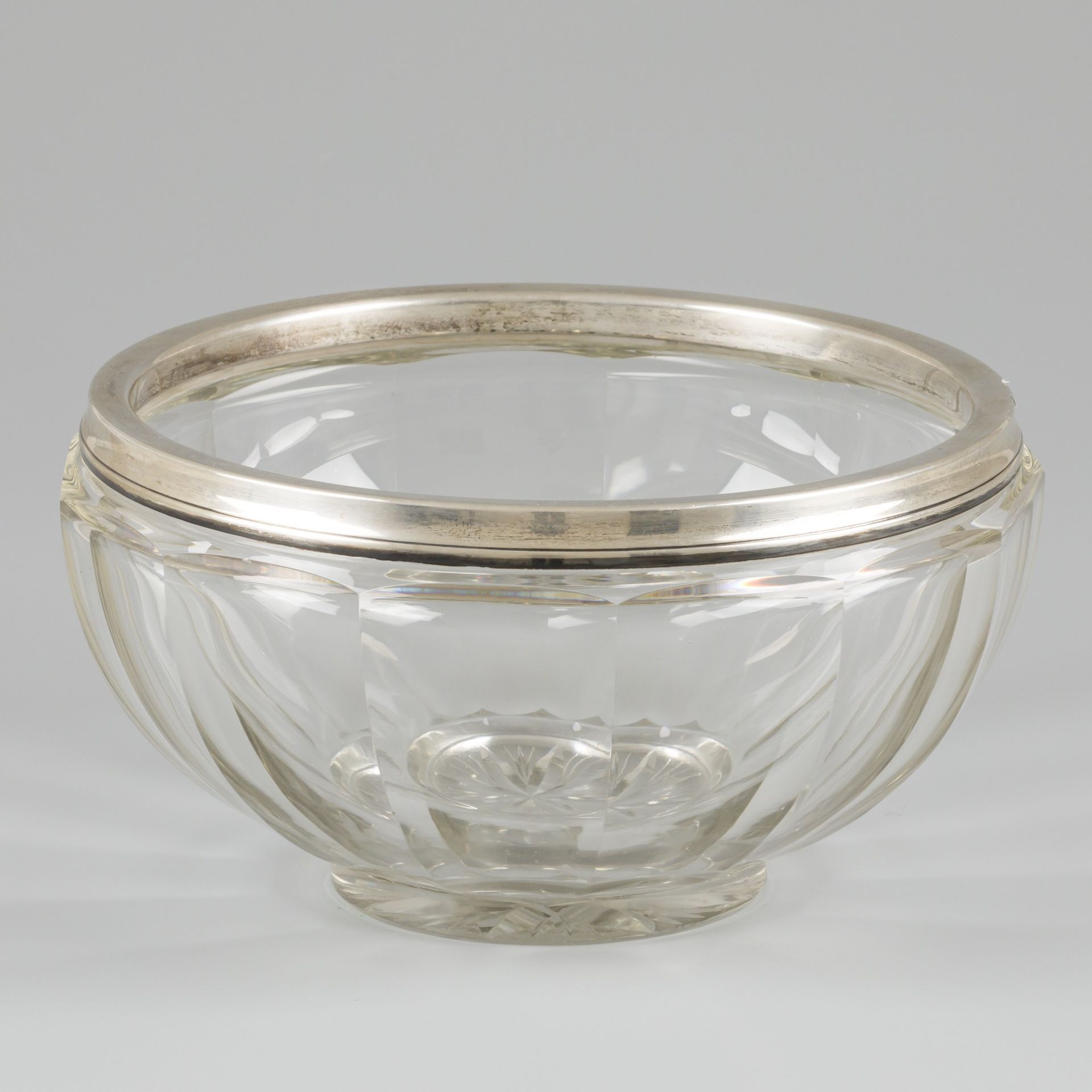 Fruit bowl silver. 琢磨玻璃，底部有星星装饰。有填充银边。法国，里昂，Louis Vuillermet，20世纪，印记：制造者的标记，不清楚的&hellip;