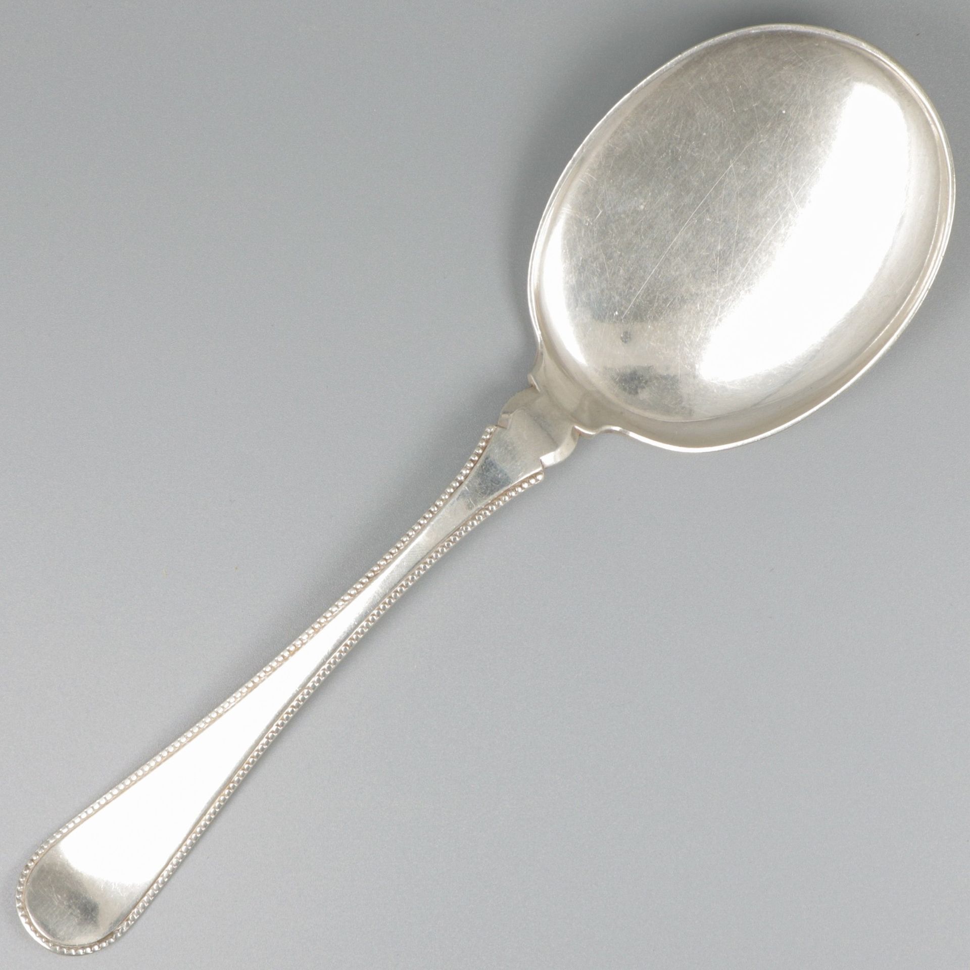 Ice cream scoop silver. 流线型设计，手柄上有珍珠镶边。荷兰，阿姆斯特丹，Daniel van Outvorst，1903年，印记：狮子，&hellip;