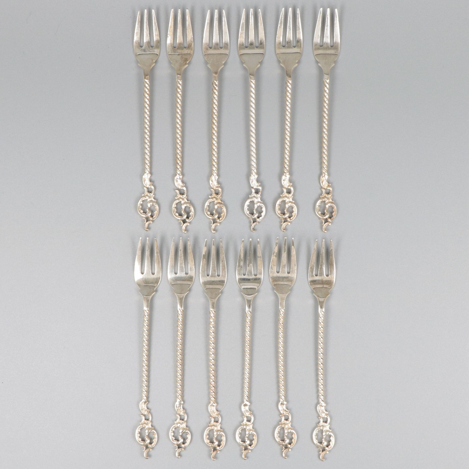 12-piece set silver cake / pastry forks. With twisted stem and rocaille decorati&hellip;