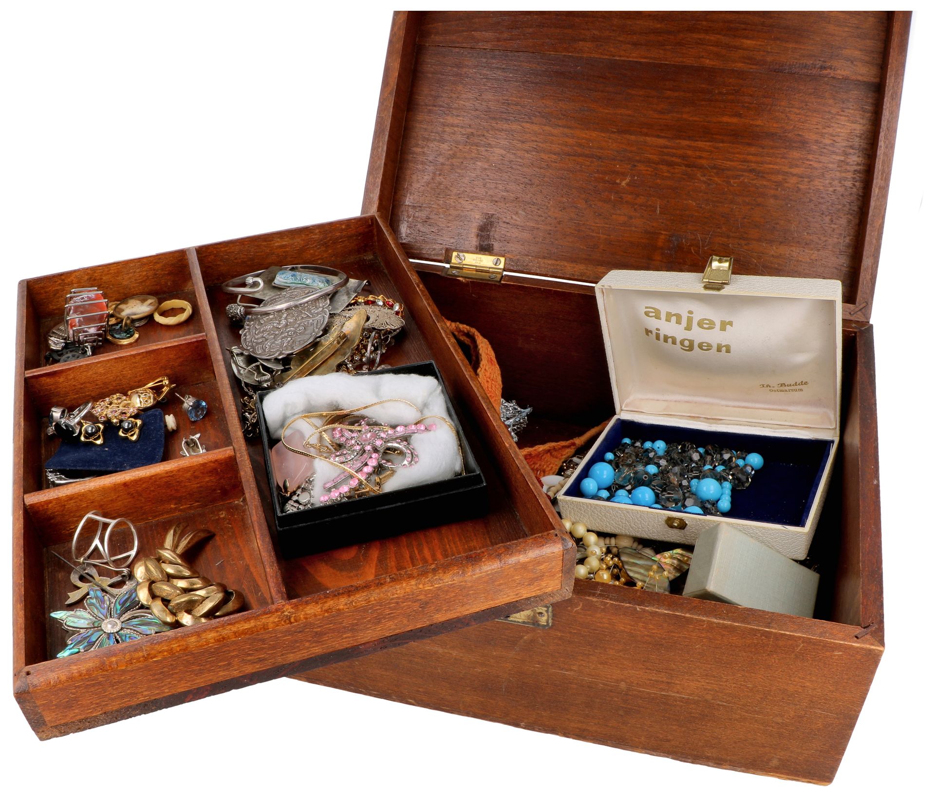 Large lot with vintage jewelry, including silver. Grand lot avec des bijoux vint&hellip;