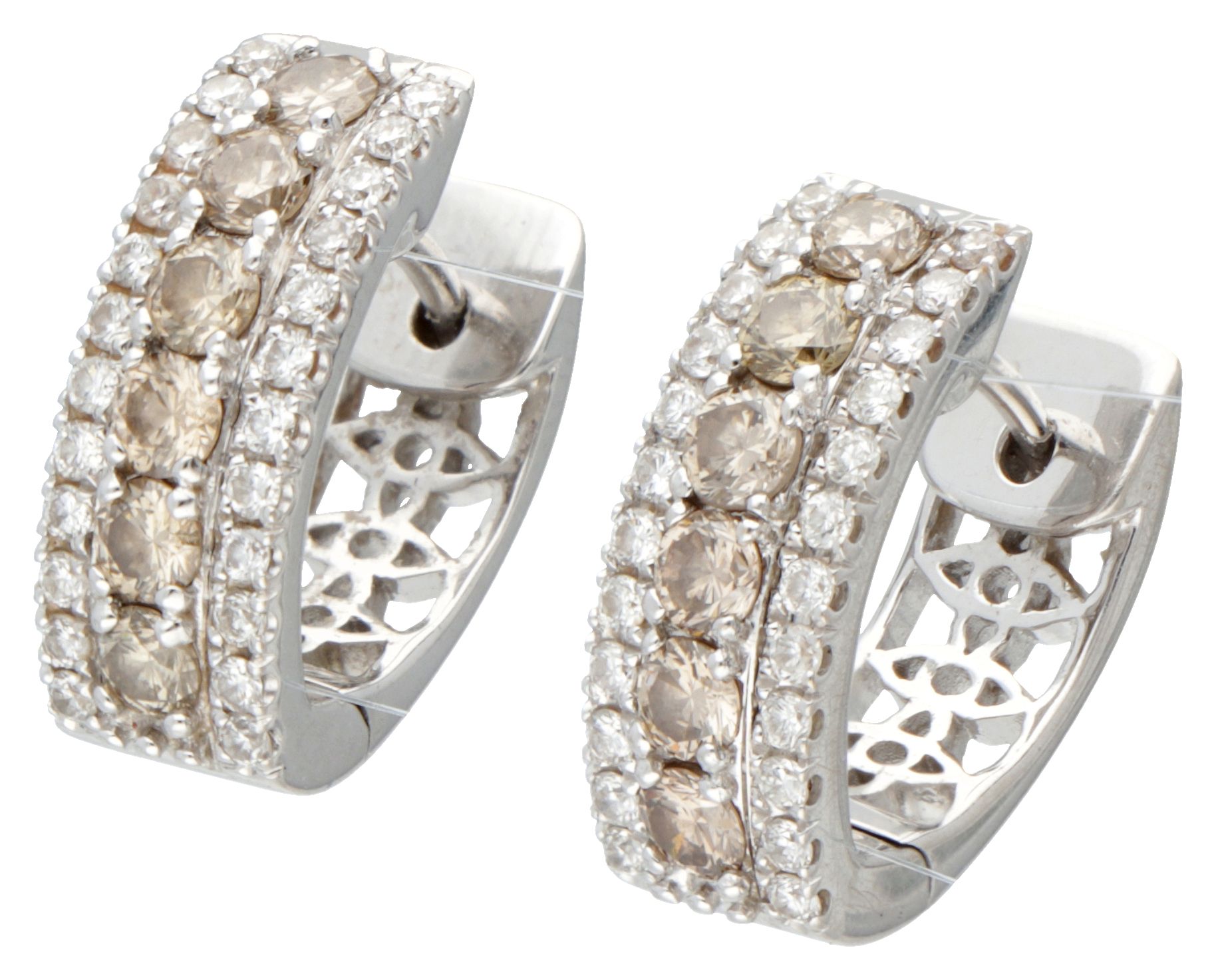 18K. White gold earrings set with approx 0.96 ct. Diamond. Poinçon : 750. Sertie&hellip;