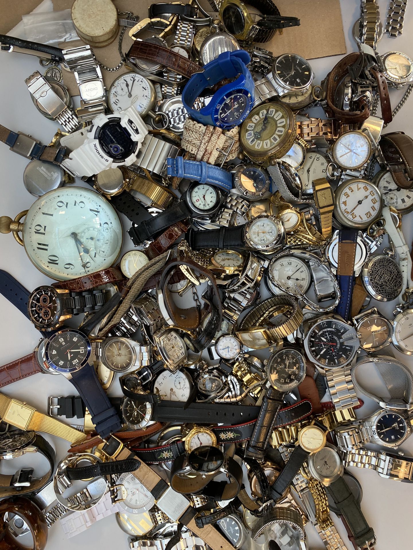 9,6 kg wrist and pocket watches Environ 9,6 kg de montres-bracelets et montres d&hellip;