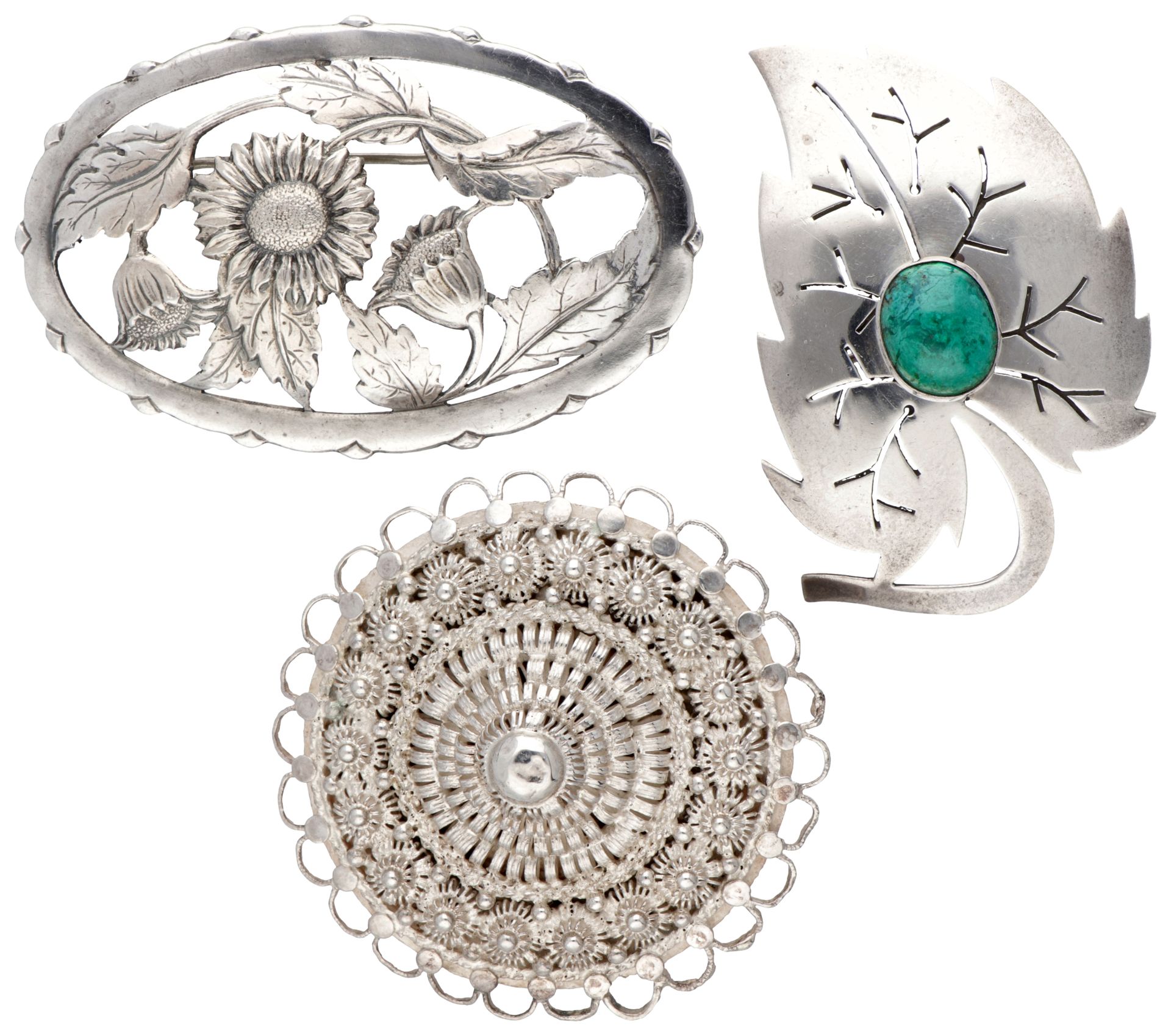 Lot with three vintage silver brooches, including a Zeeland knot brooch. Poinçon&hellip;