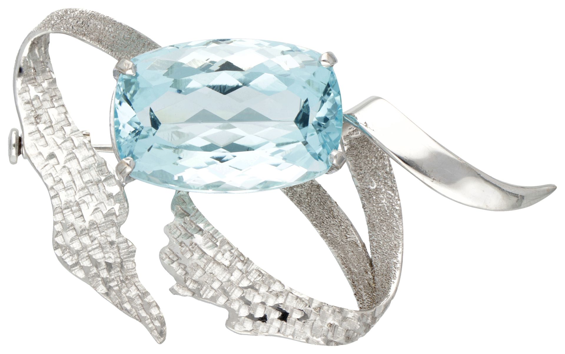 14K. White gold brooch set with approx. 21.73 ct. Aquamarine. Poinçons : GB, 687&hellip;